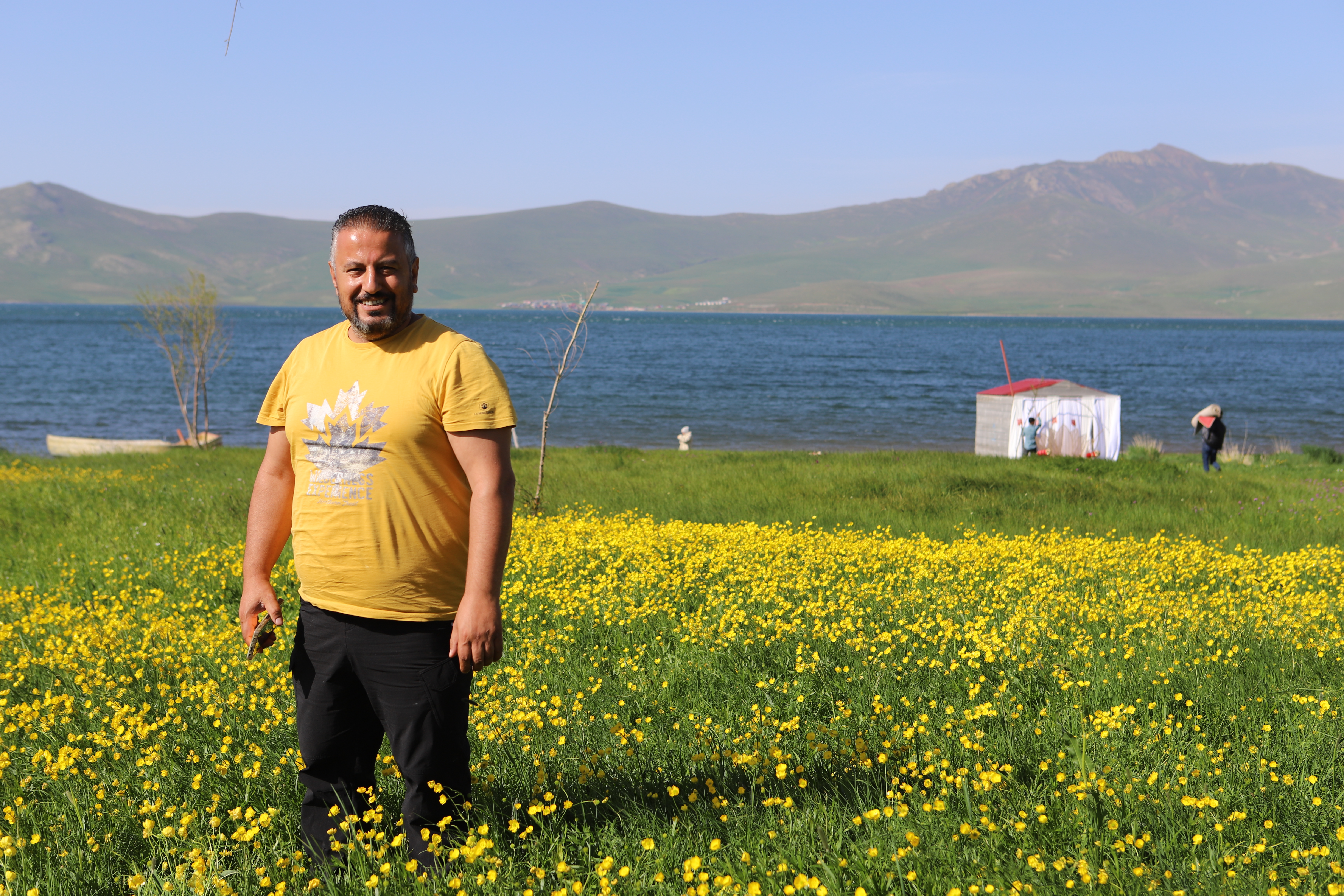 Sarı renkleriyle Ağrı'nın doğasını canlandıran çiçekler göz kamaştırıyor