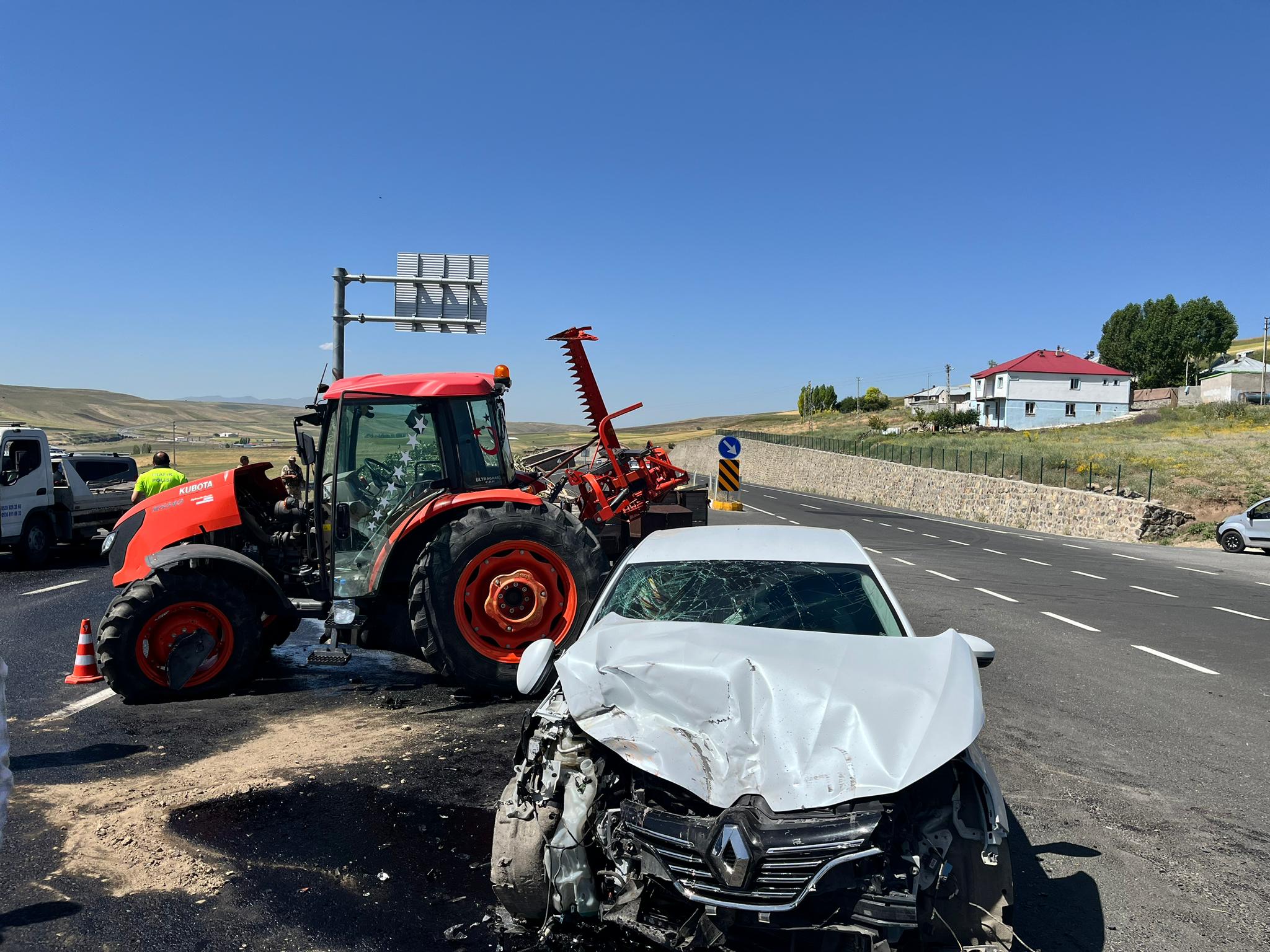 Ağrı'da dikkatsizlik kazayı beraberinde getirdi: 3 yaralı