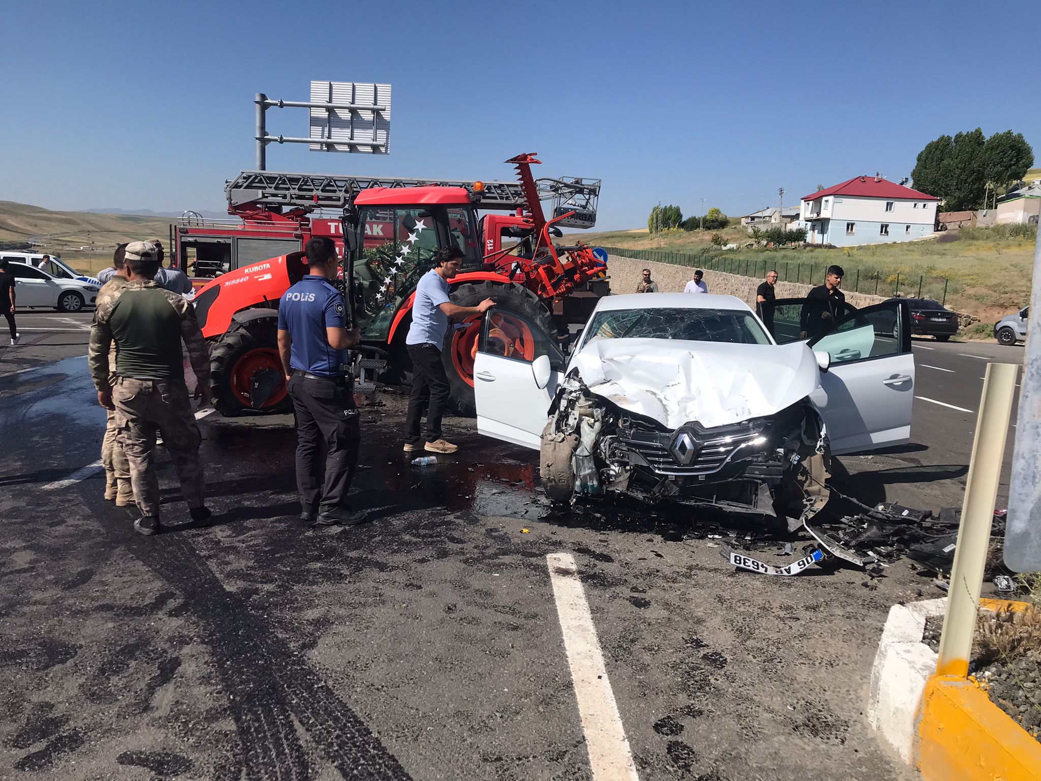 Ağrı'da dikkatsizlik kazayı beraberinde getirdi: 3 yaralı
