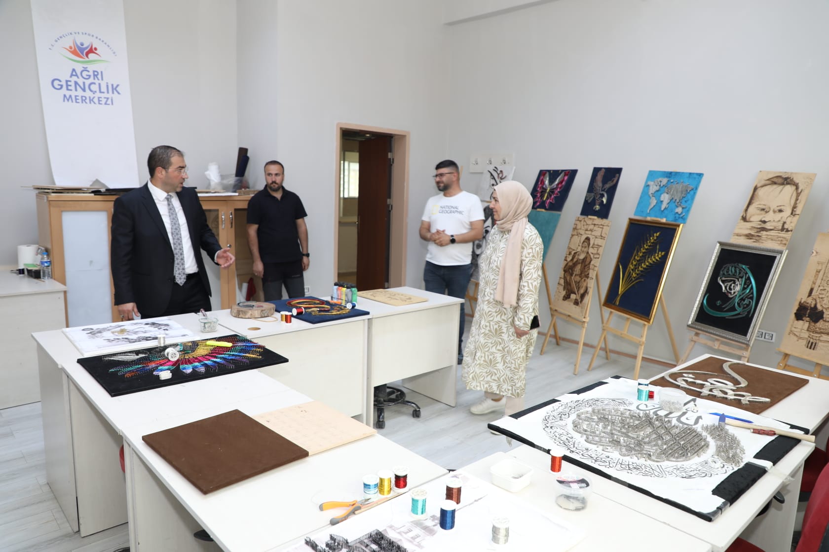 Ağrı İl Müdürü, ayağının tozuyla Gençlik Merkezinde incelemelerde bulundu