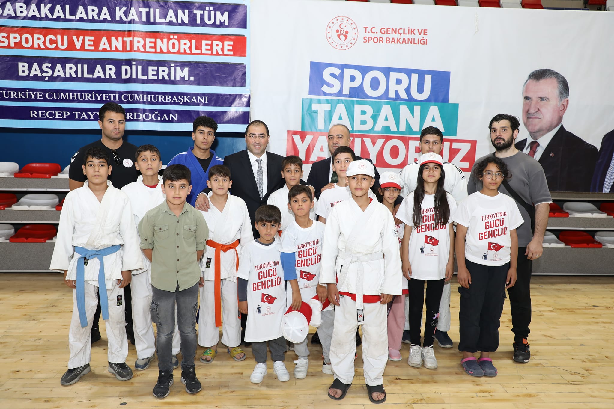 Ağrı'da GSB Spor Okulları Coşkuyla Açıldı