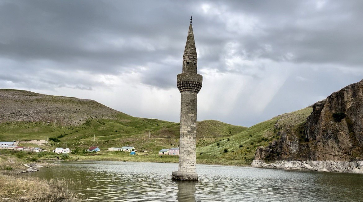 Ağrı’da sular altında kalan minaresinin eşsiz güzelliği