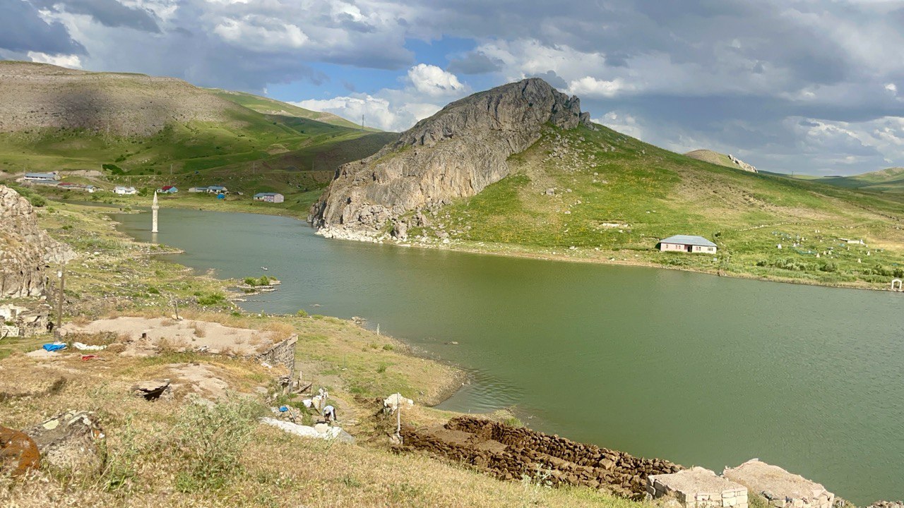 Ağrı’da sular altında kalan minaresinin eşsiz güzelliği