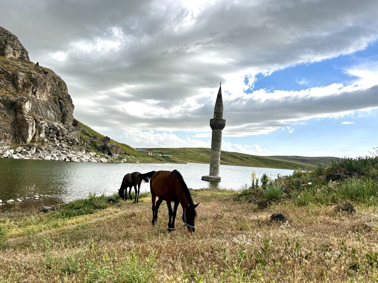 Ağrı’da sular altında kalan minaresinin eşsiz güzelliği