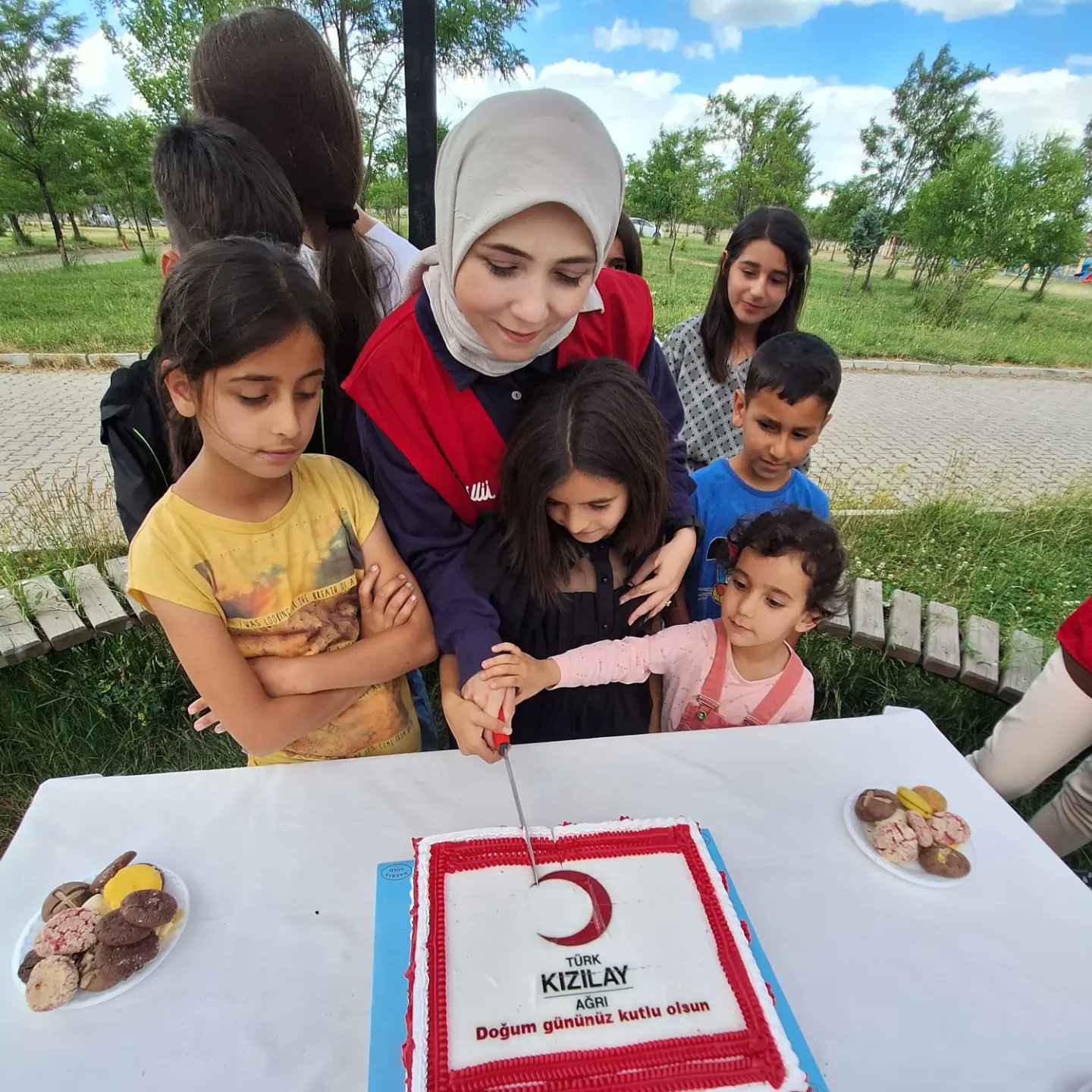 Ağrı Kızılay’dan çocuklara doğum günü sürprizi