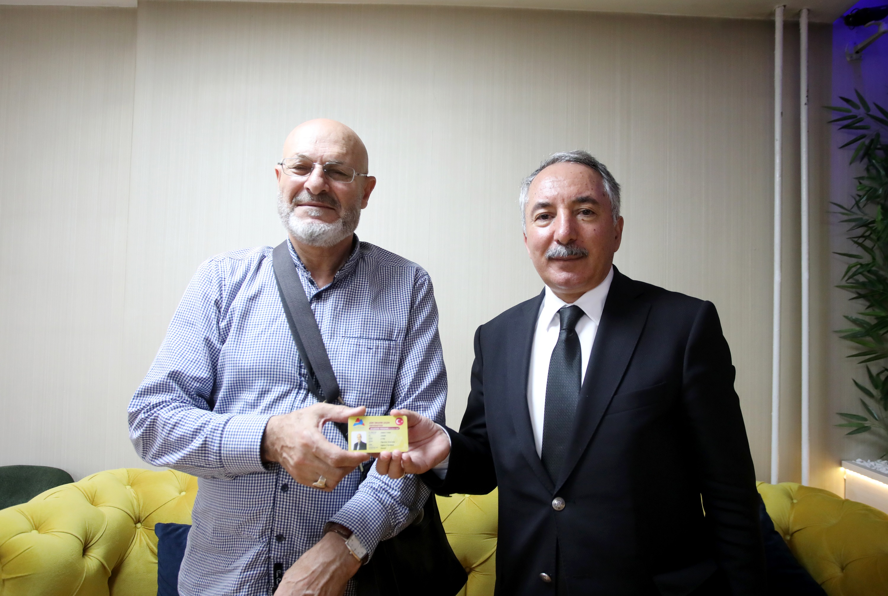 Rektör Karabulut, emekliye ayrılan akademik ve idari personellerle Bir Araya Geldi