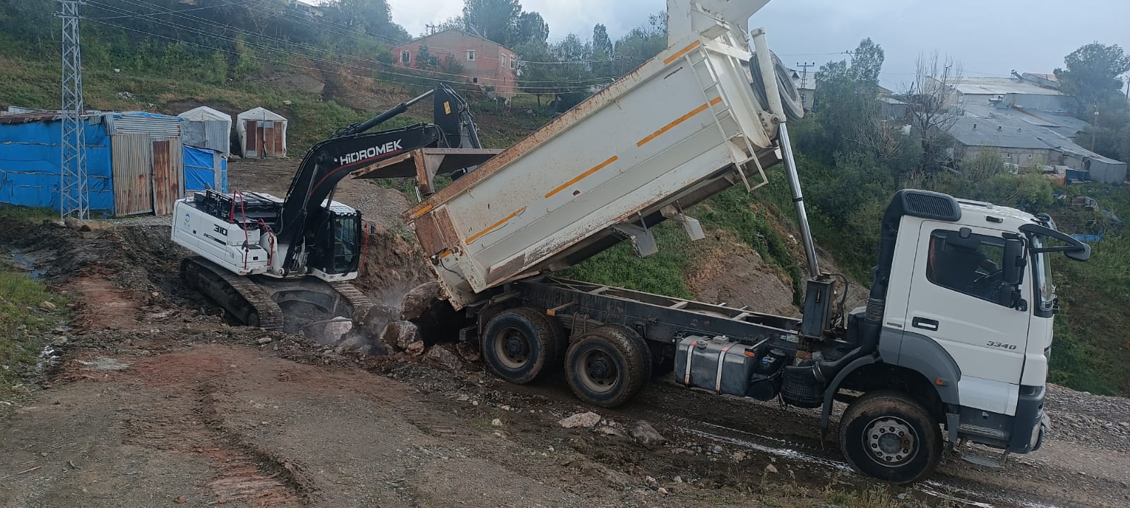 Ağrı'da yol genişletme ve iyileştirme çalışmaları devam ediyor