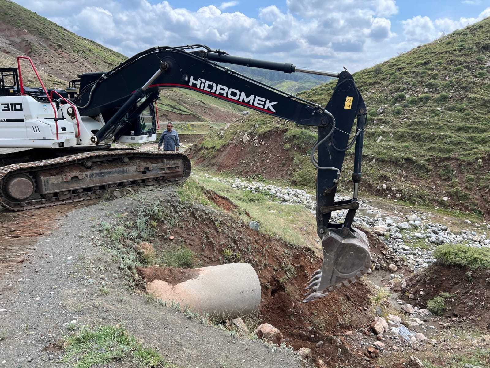 Ağrı'da yol genişletme ve iyileştirme çalışmaları devam ediyor
