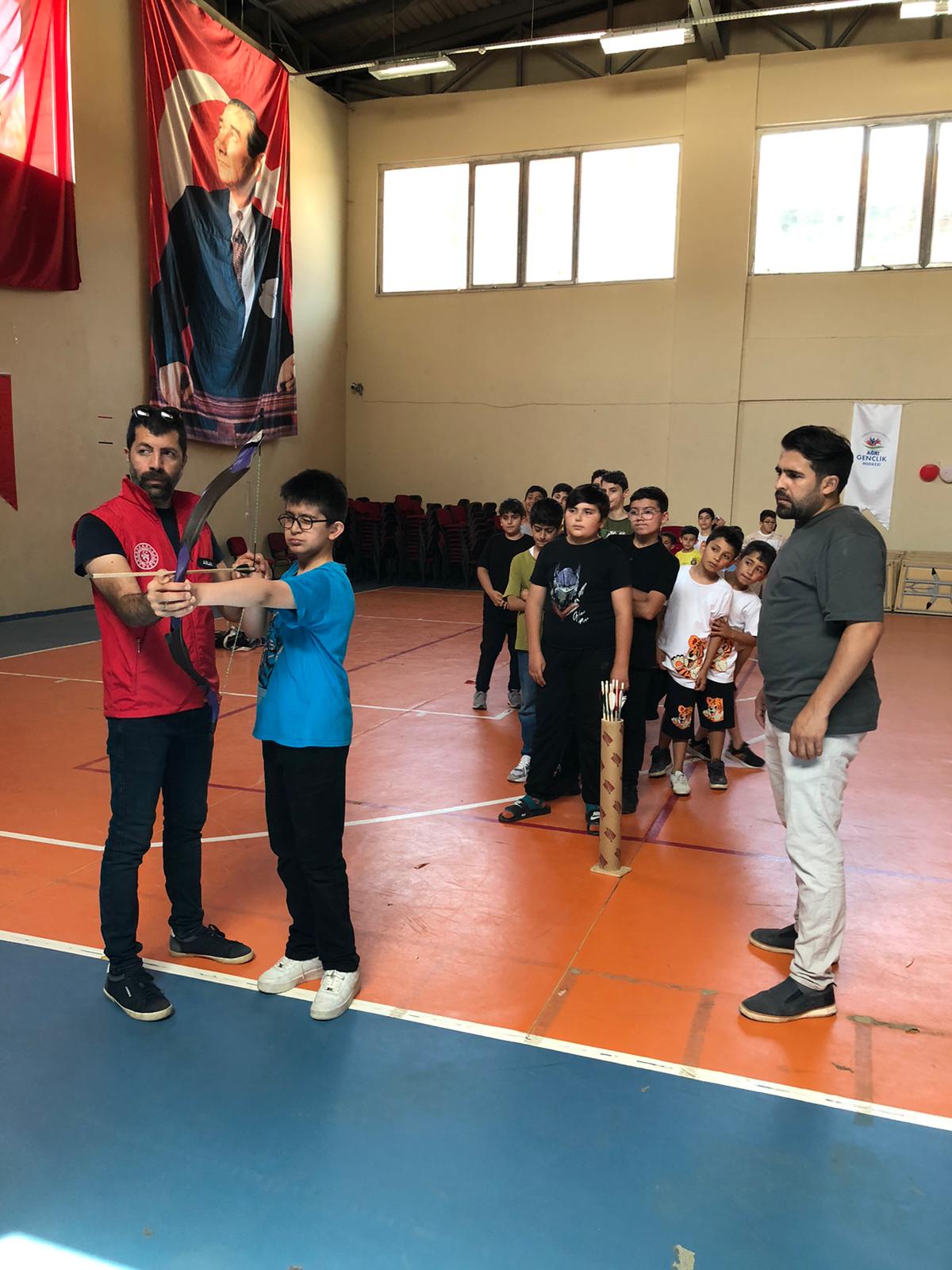 Ağrı’da gençlere okçuluk eğitimi veriliyor