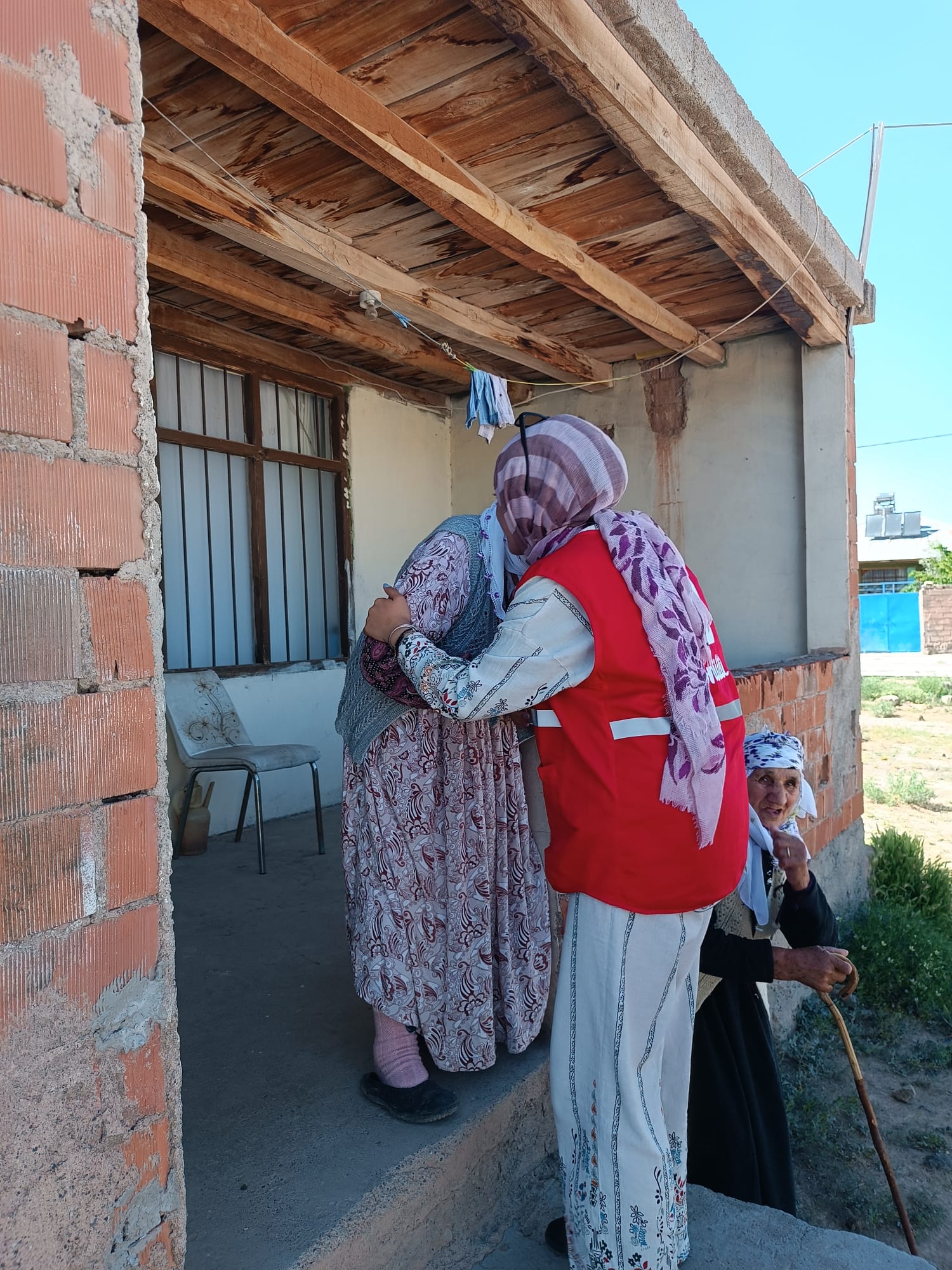 Doğubayazıt Kızılay Gönüllüleri, “Asırlık Çınarları” unutmuyor