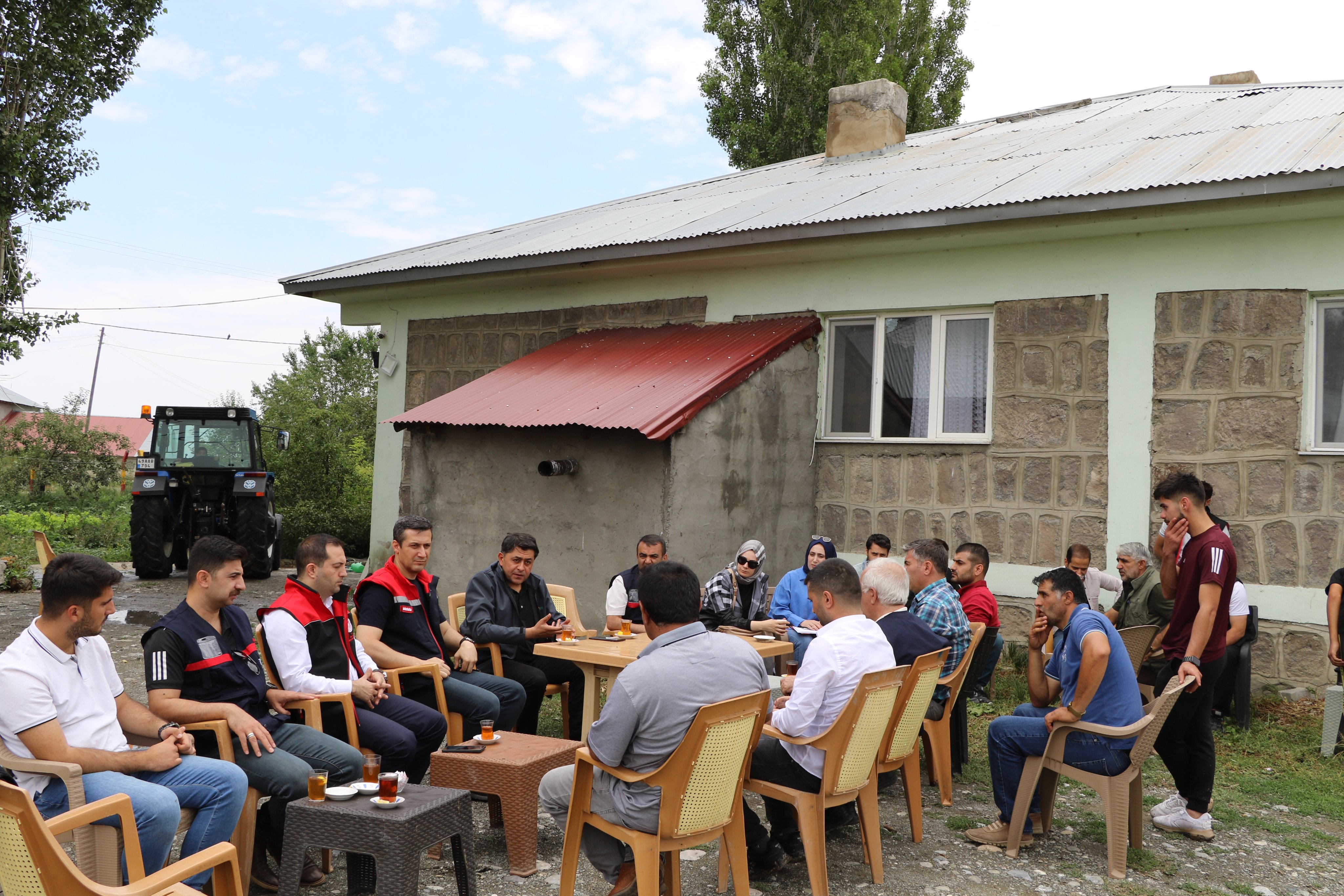 Ağrı İl Müdürü Hüseyinoğlu, selin vurduğu Eleşkirt’te incelemelerde bulundu