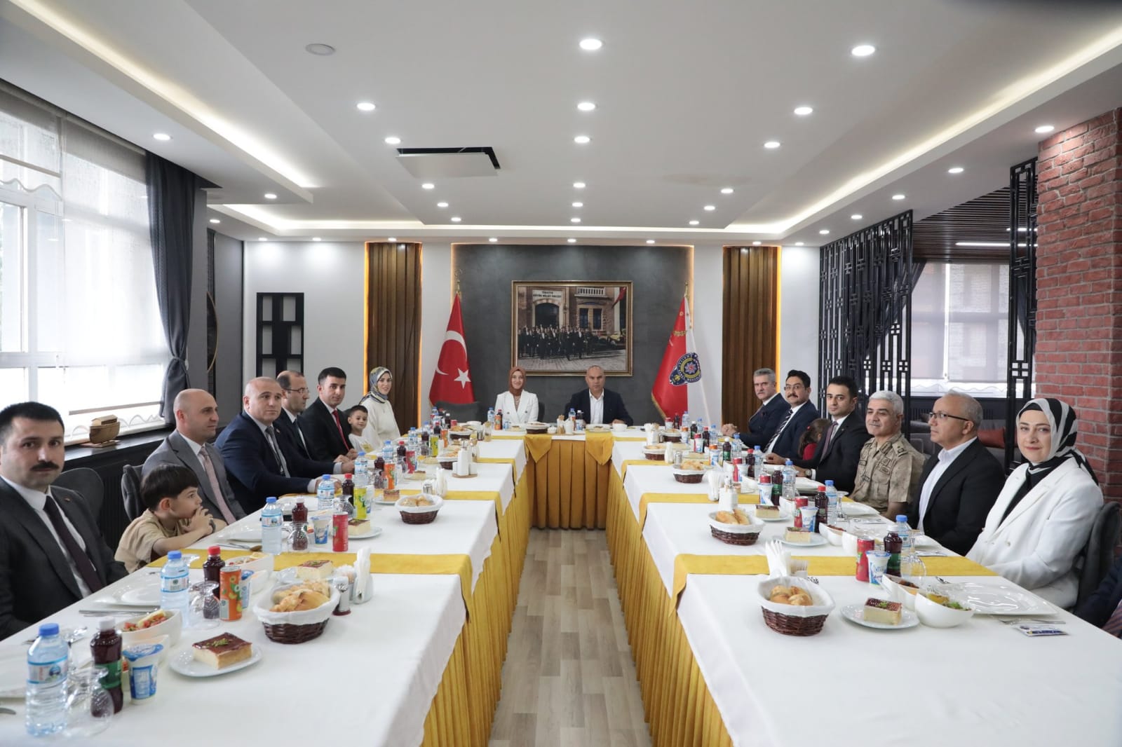 Ağrı Valisi Koç'tan kaymakamlara veda yemeği