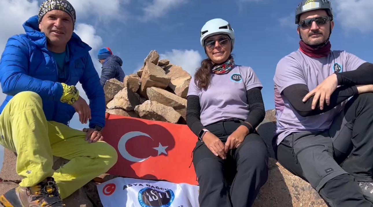 ( Videolu Haber) Ağrı'da Süphan Dağı zirve tırmanışı ile 15 Temmuz kutlandı