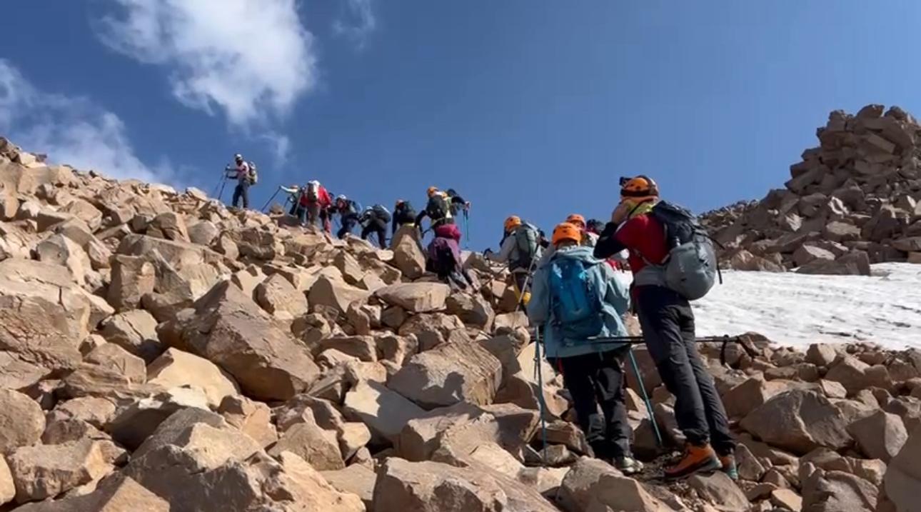 ( Videolu Haber) Ağrı'da Süphan Dağı zirve tırmanışı ile 15 Temmuz kutlandı