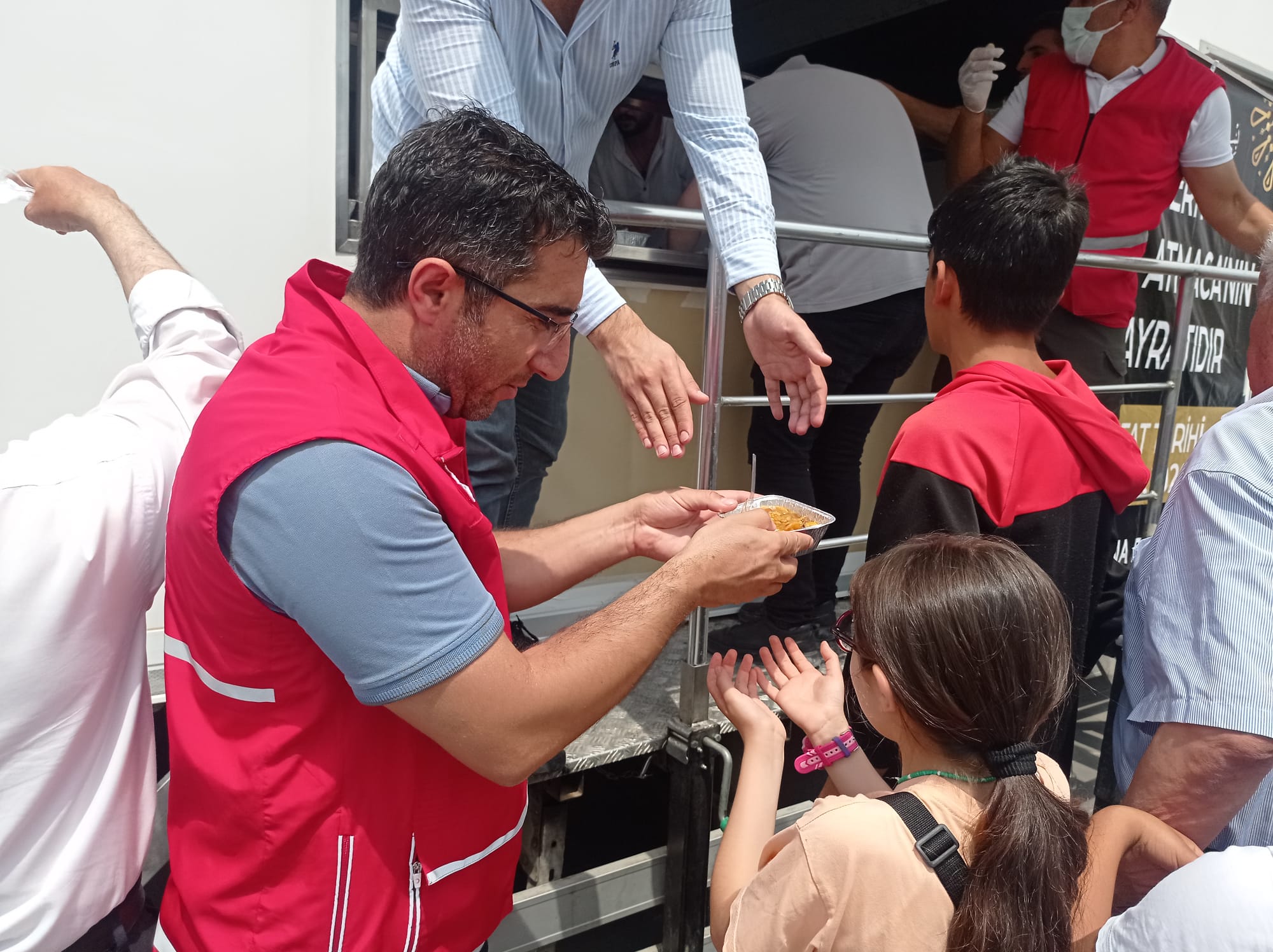 Kızılay Ağrı Şubesi 3 bin 500 kişiye aşure dağıttı