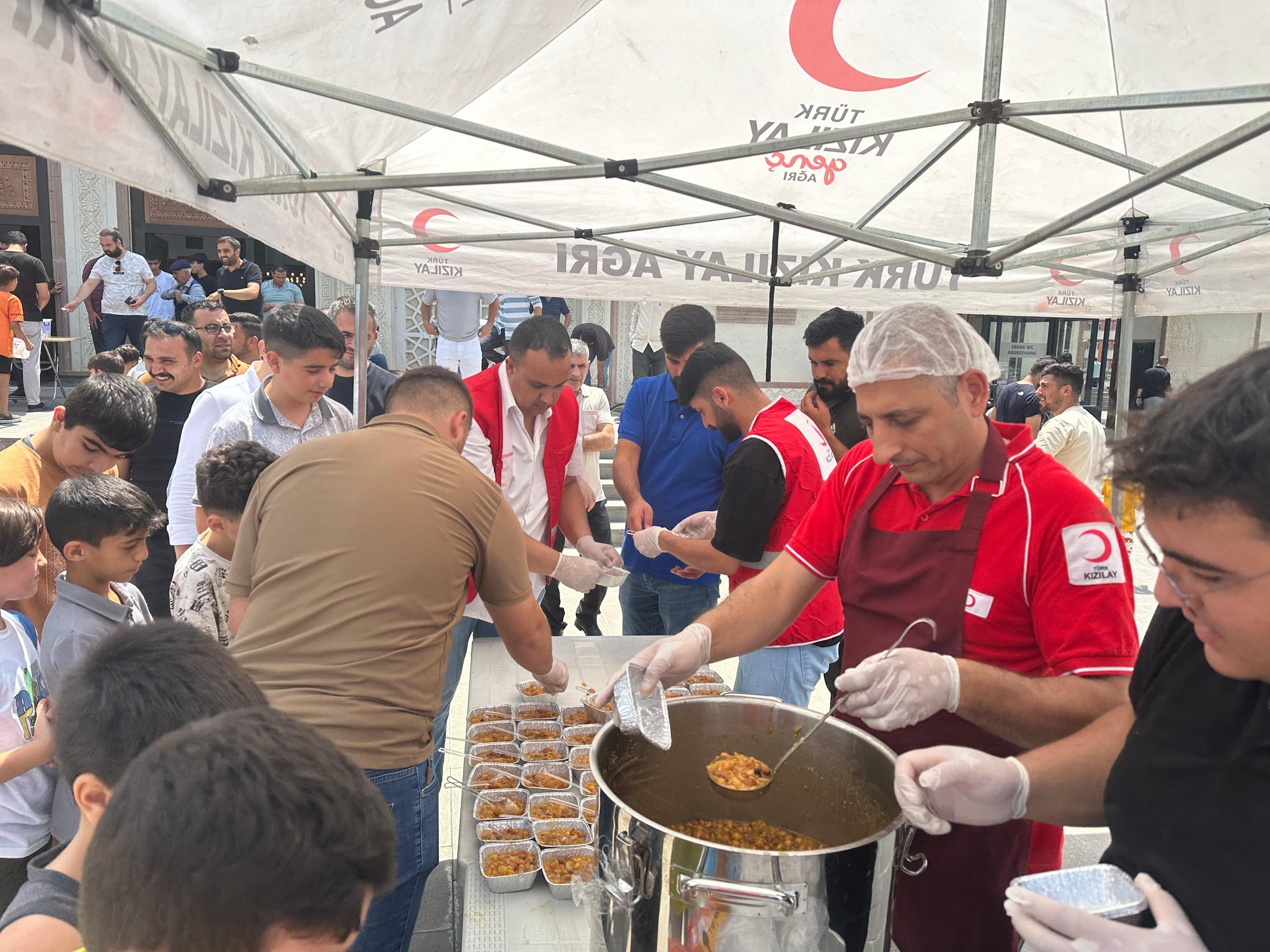 Kızılay Ağrı Şubesi 3 bin 500 kişiye aşure dağıttı