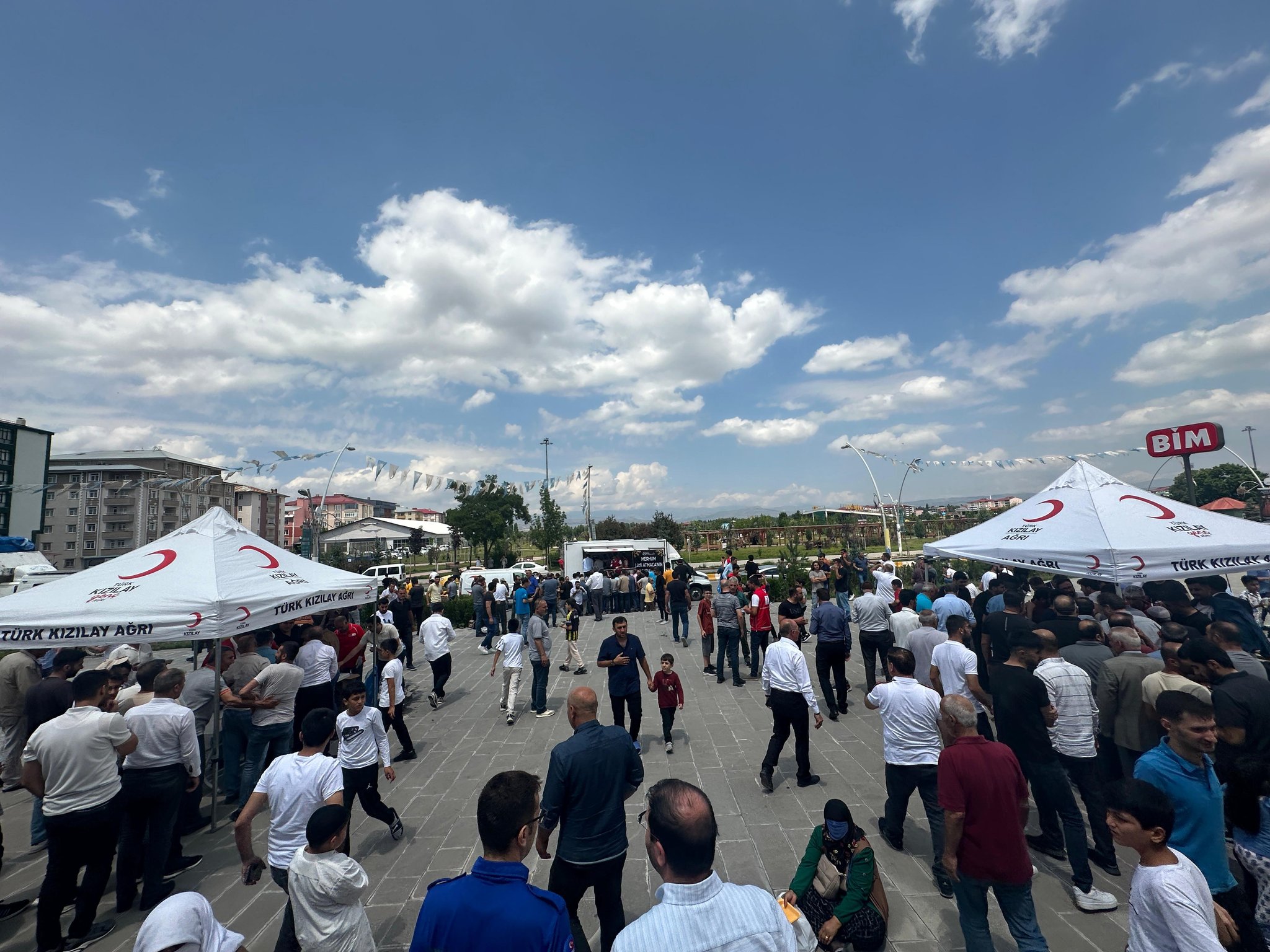 Kızılay Ağrı Şubesi 3 bin 500 kişiye aşure dağıttı