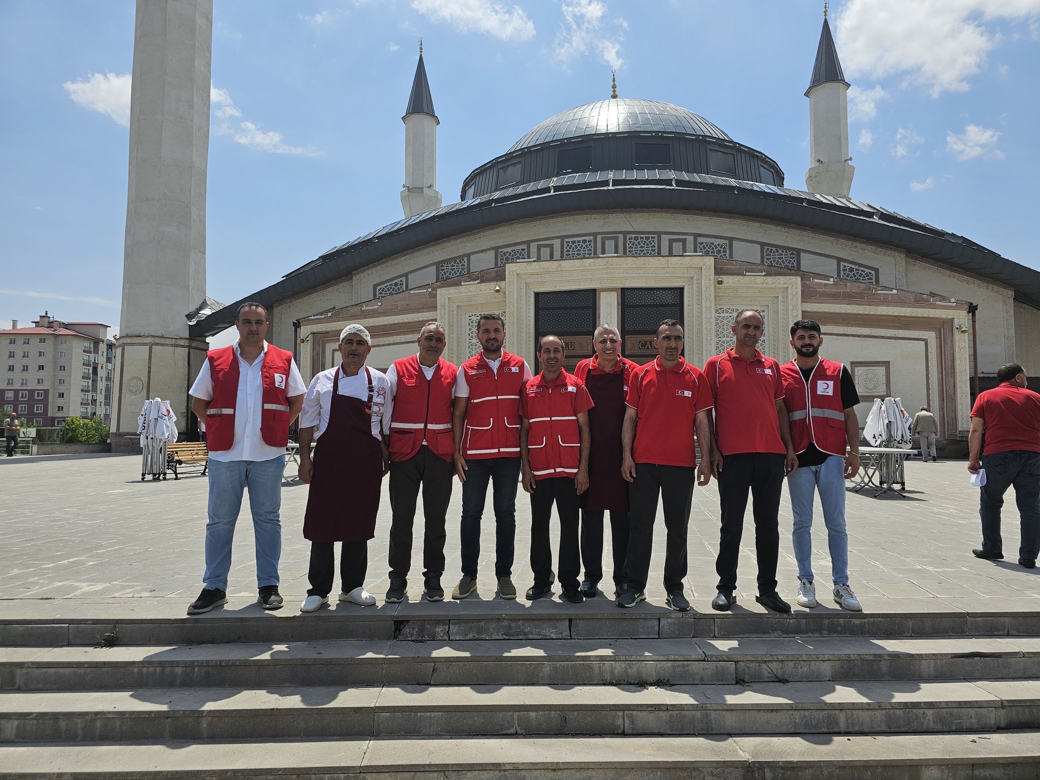 Kızılay Ağrı Şubesi 3 bin 500 kişiye aşure dağıttı