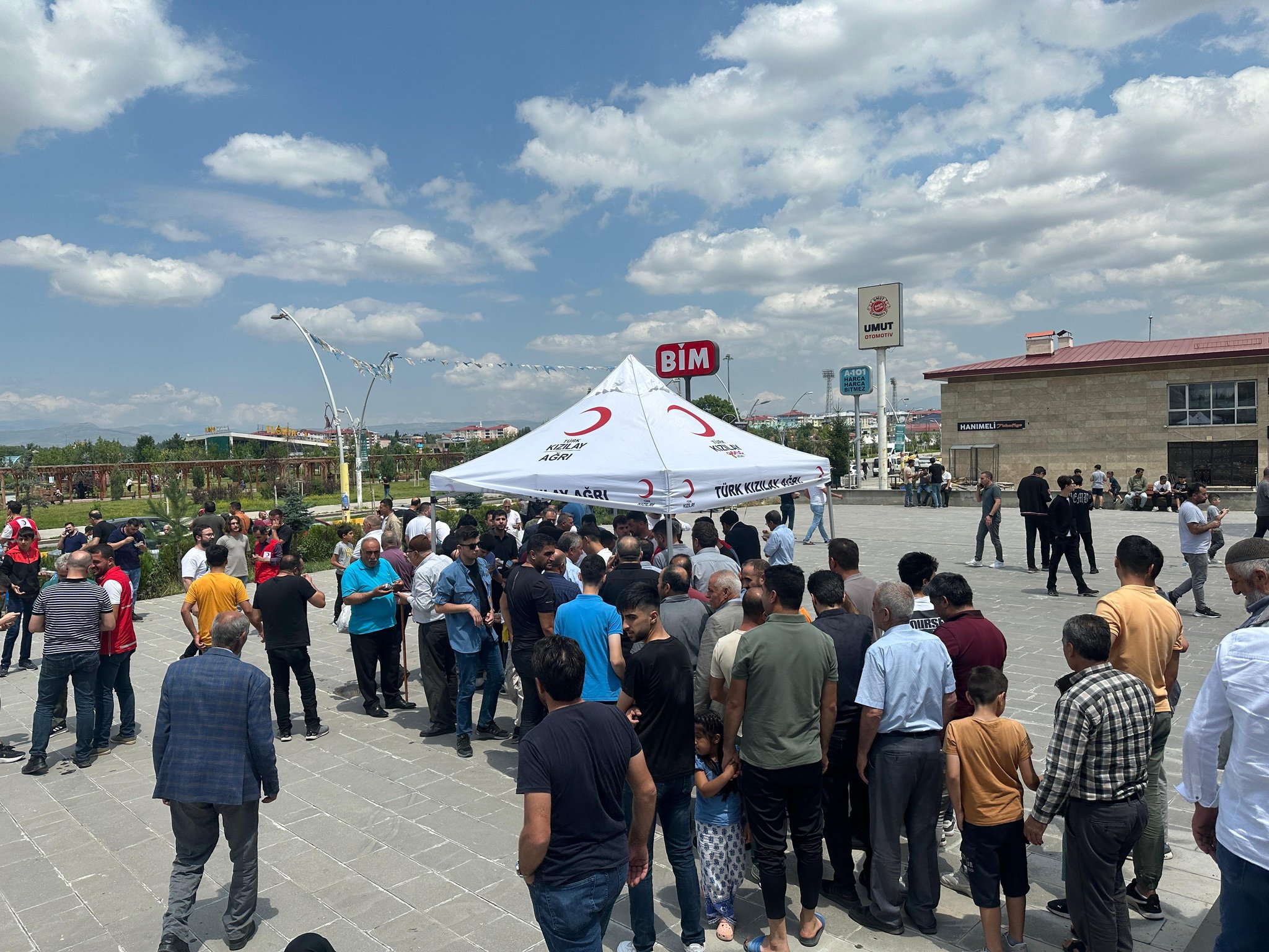Kızılay Ağrı Şubesi 3 bin 500 kişiye aşure dağıttı