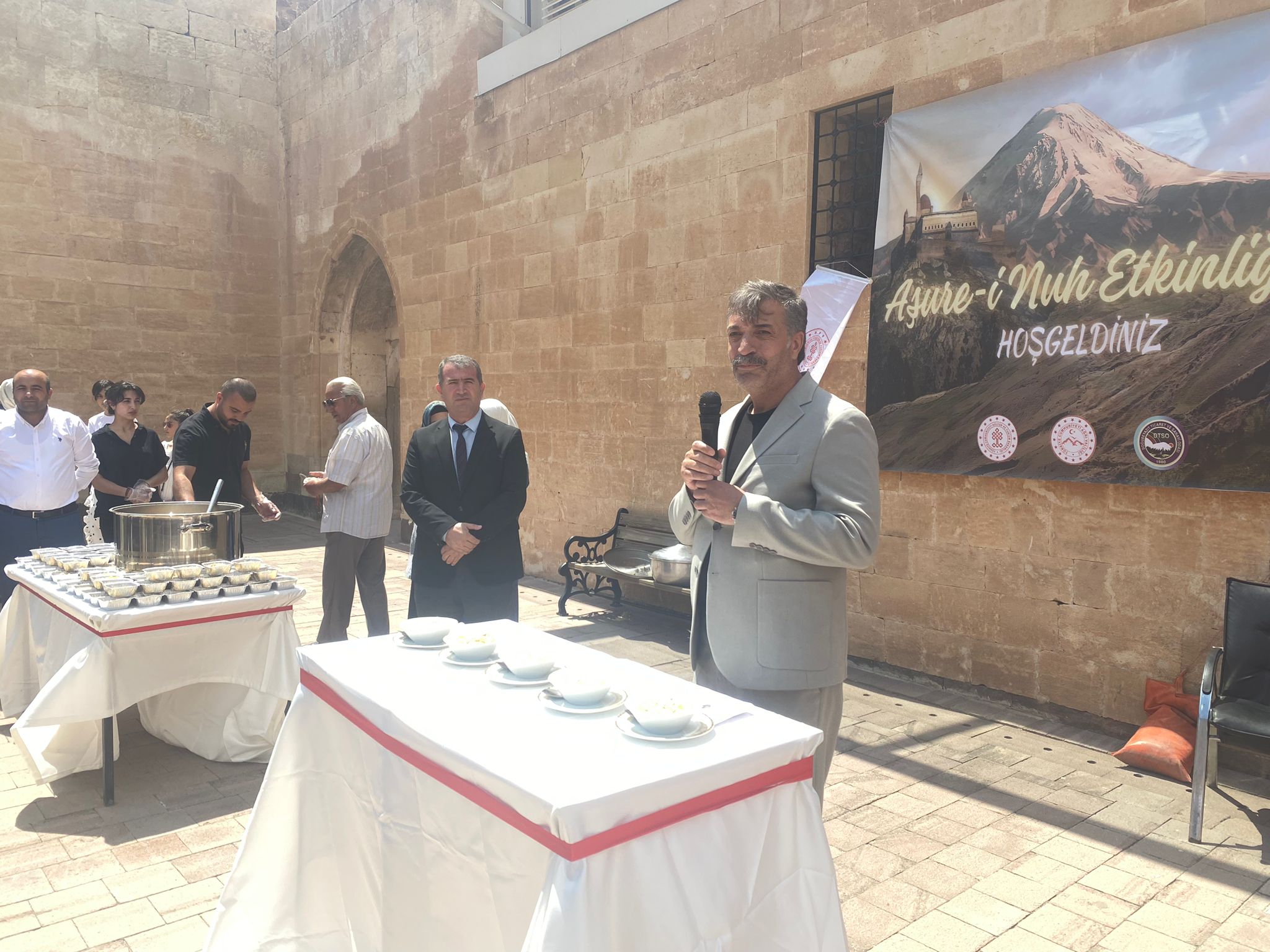 Ağrı Tarihi Saray’da bin kişilik aşure ikramı