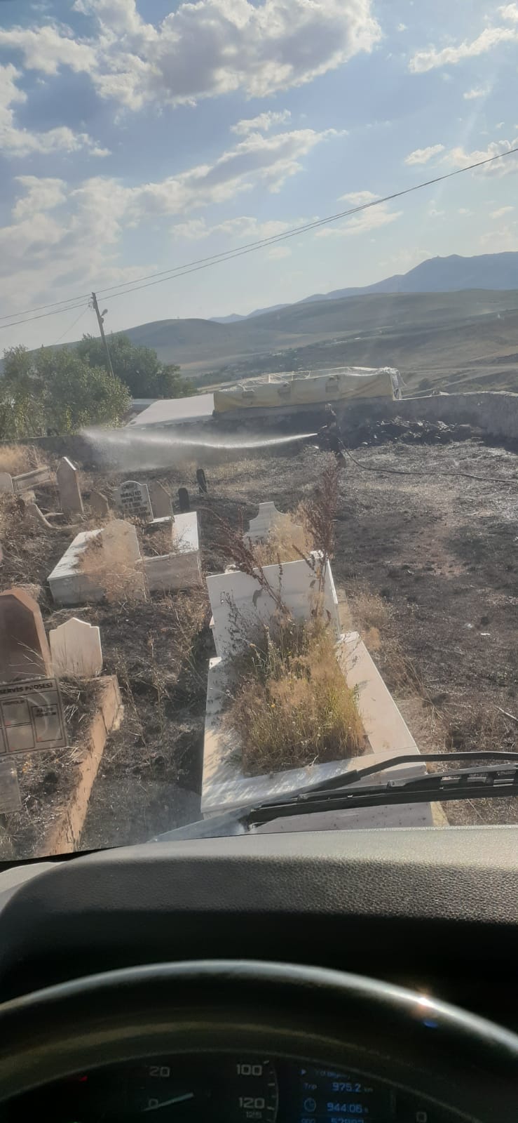 Ağrı’da mezarlıkta çıkan yangın korkuttu