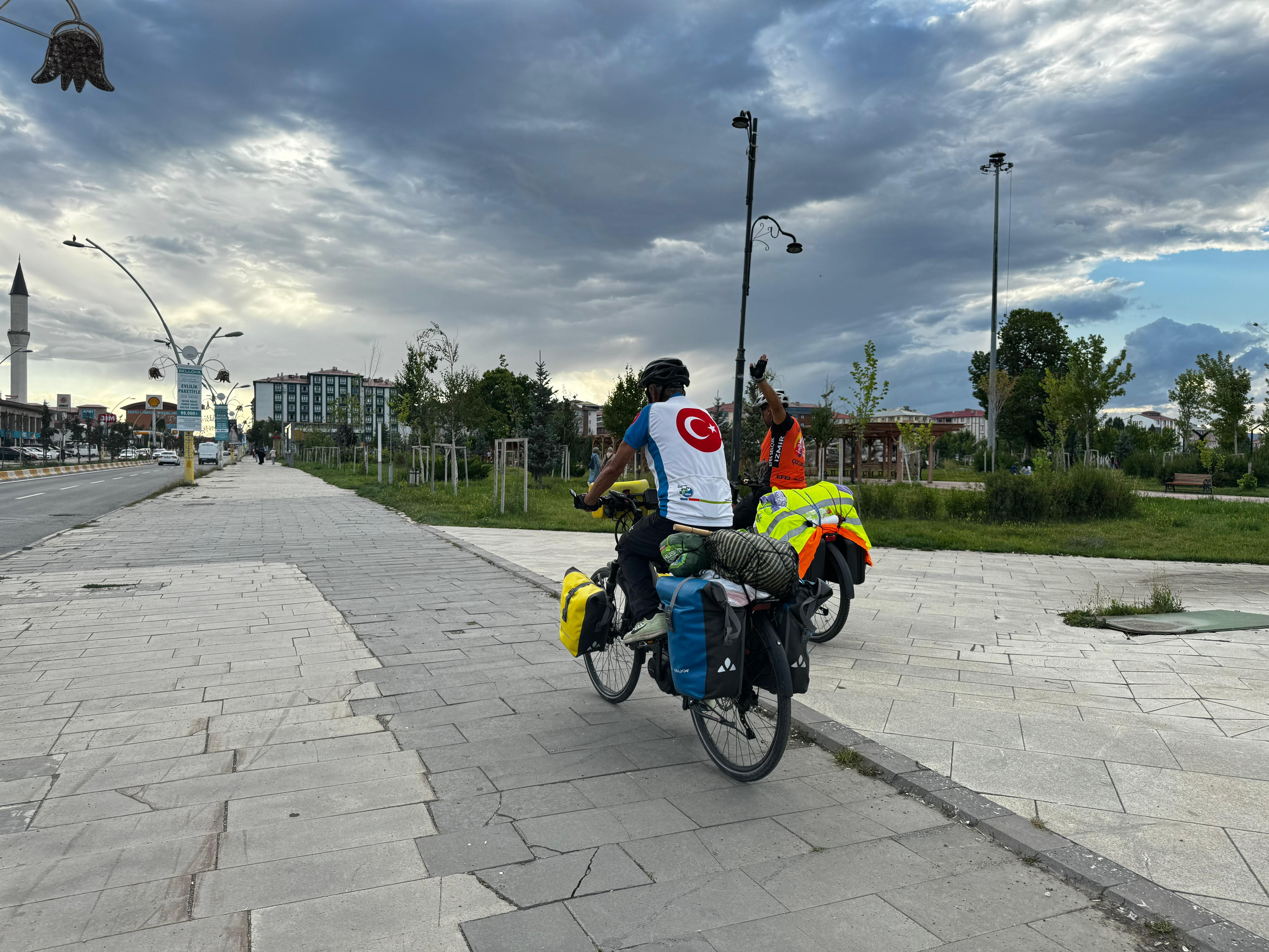 (Videolu Haber) 70'indeki Kadir, İzmir'den Ağrı'ya pedal çevirdi