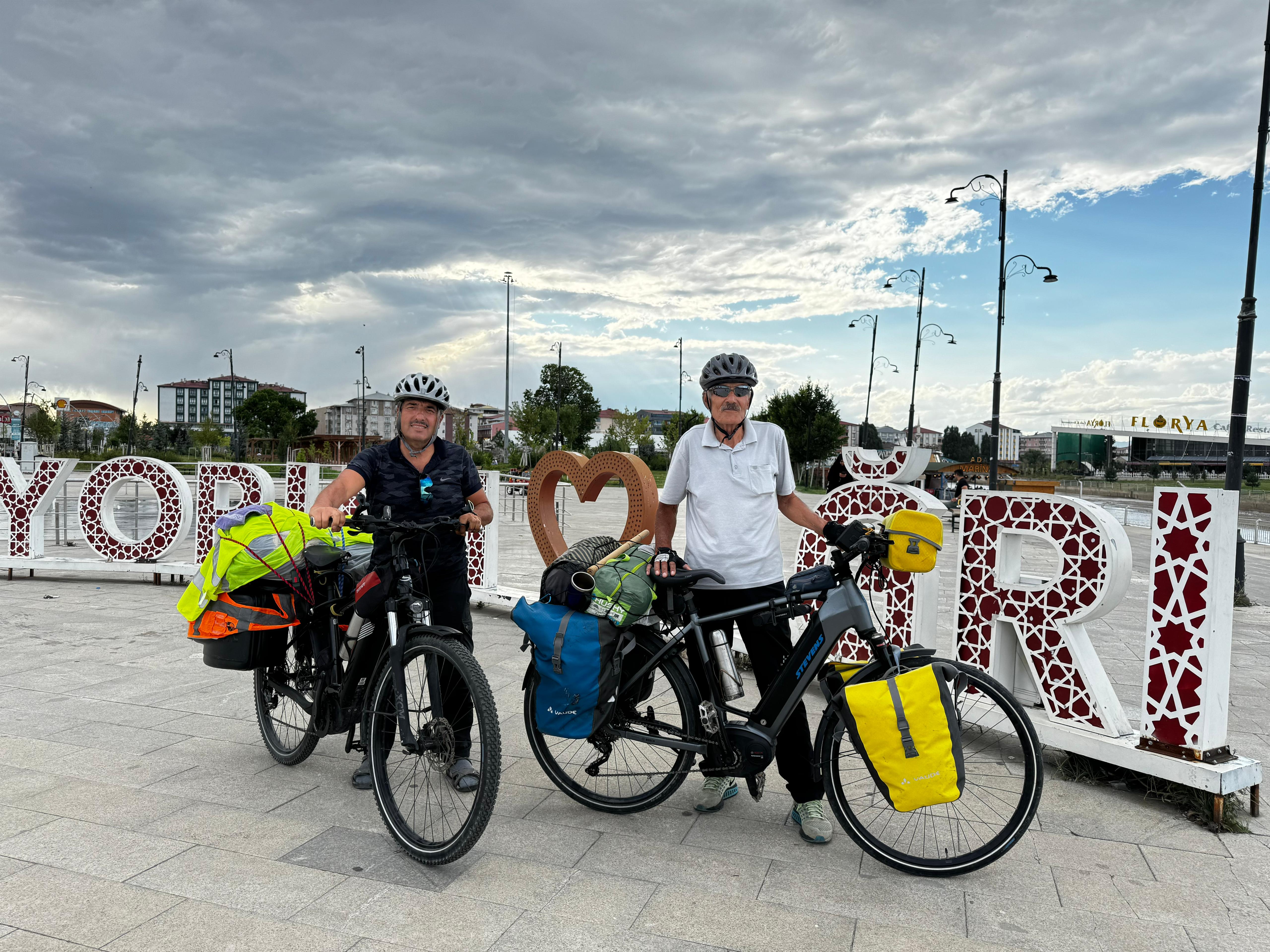 (Videolu Haber) 70'indeki Kadir, İzmir'den Ağrı'ya pedal çevirdi