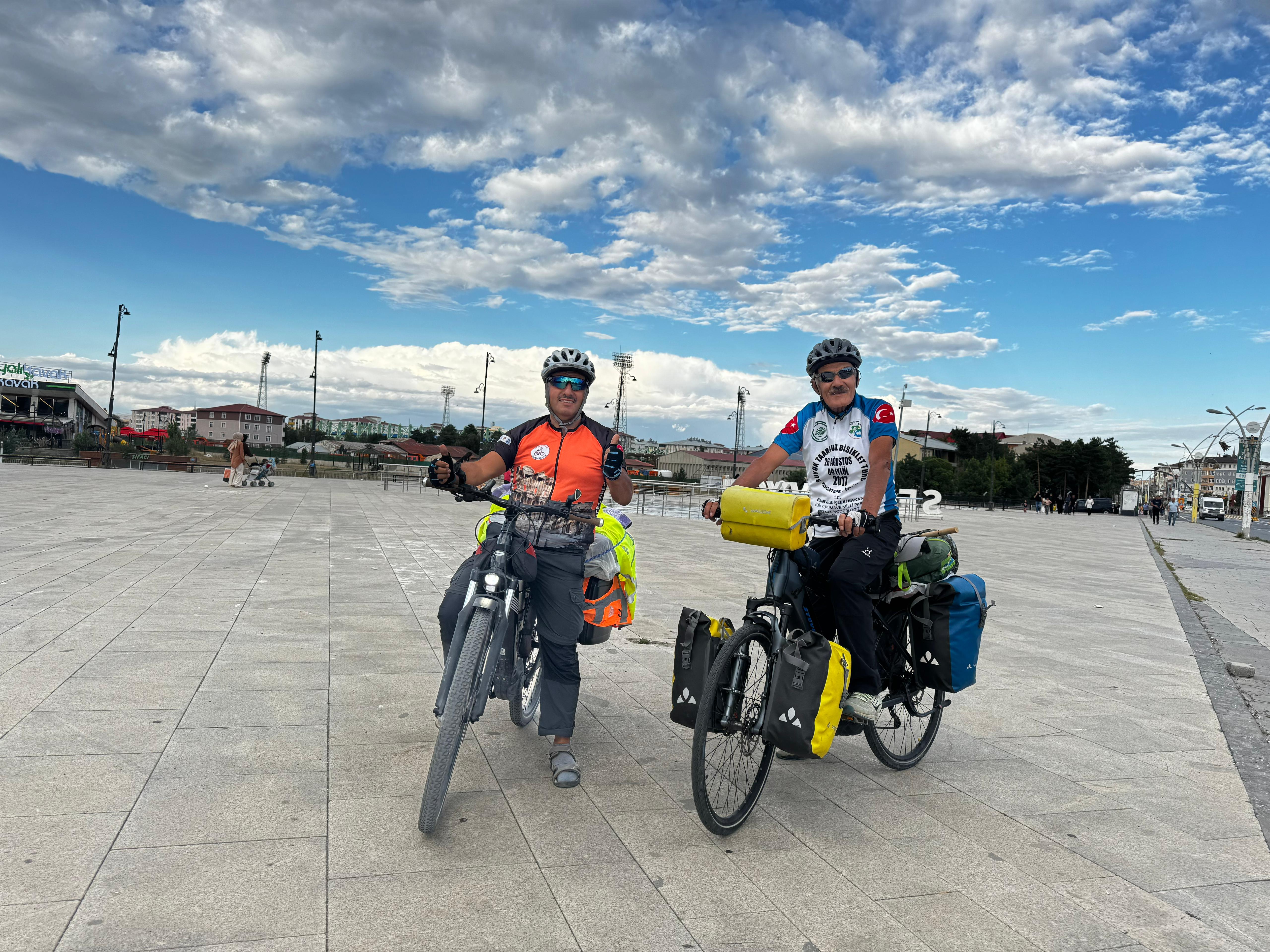 (Videolu Haber) 70'indeki Kadir, İzmir'den Ağrı'ya pedal çevirdi