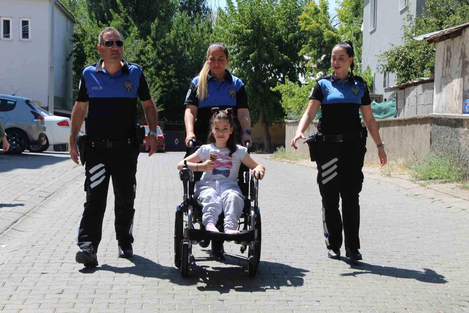 Polis, bedensel engelli Şilan'a umut oldu