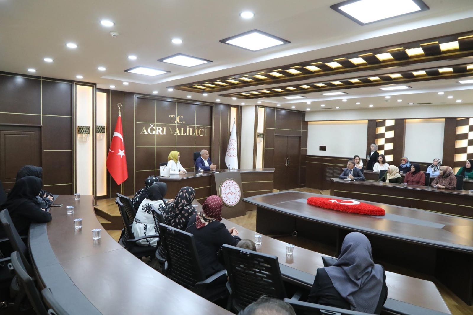 Ağrı Valisi Koç,"Güçlü anneler, güçlü Türkiye" diyerek annelerle buluştu