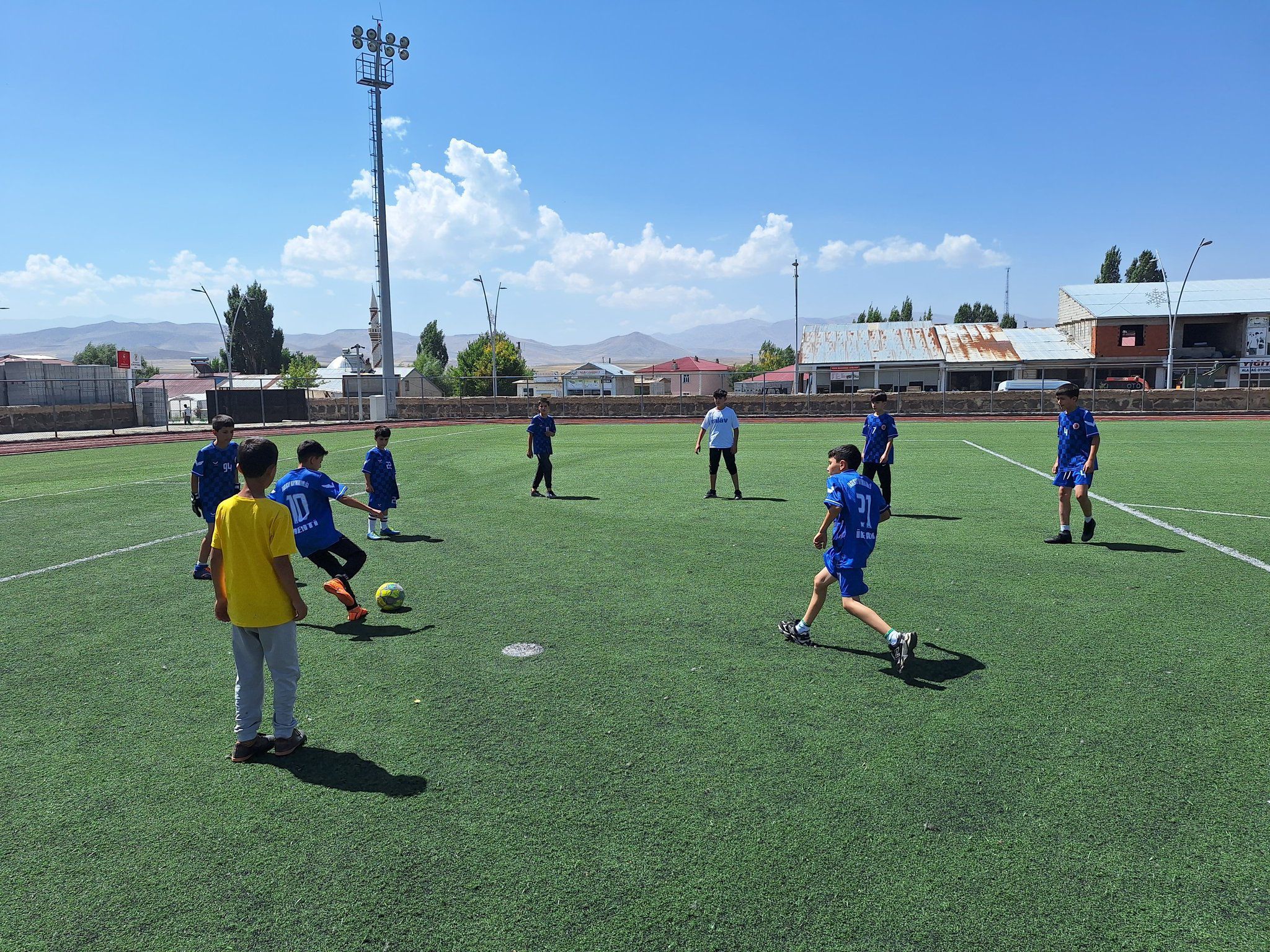 Taşlıçaylı çocuklar sporla sosyalleşiyor