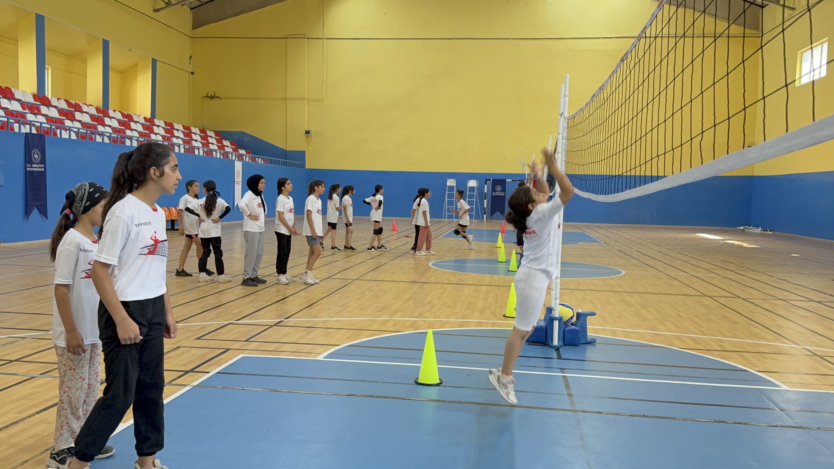 Ağrı'nın Voleybol Fabrikasında "Filenin Sultanları" Yetişiyor (Videolu Haber)