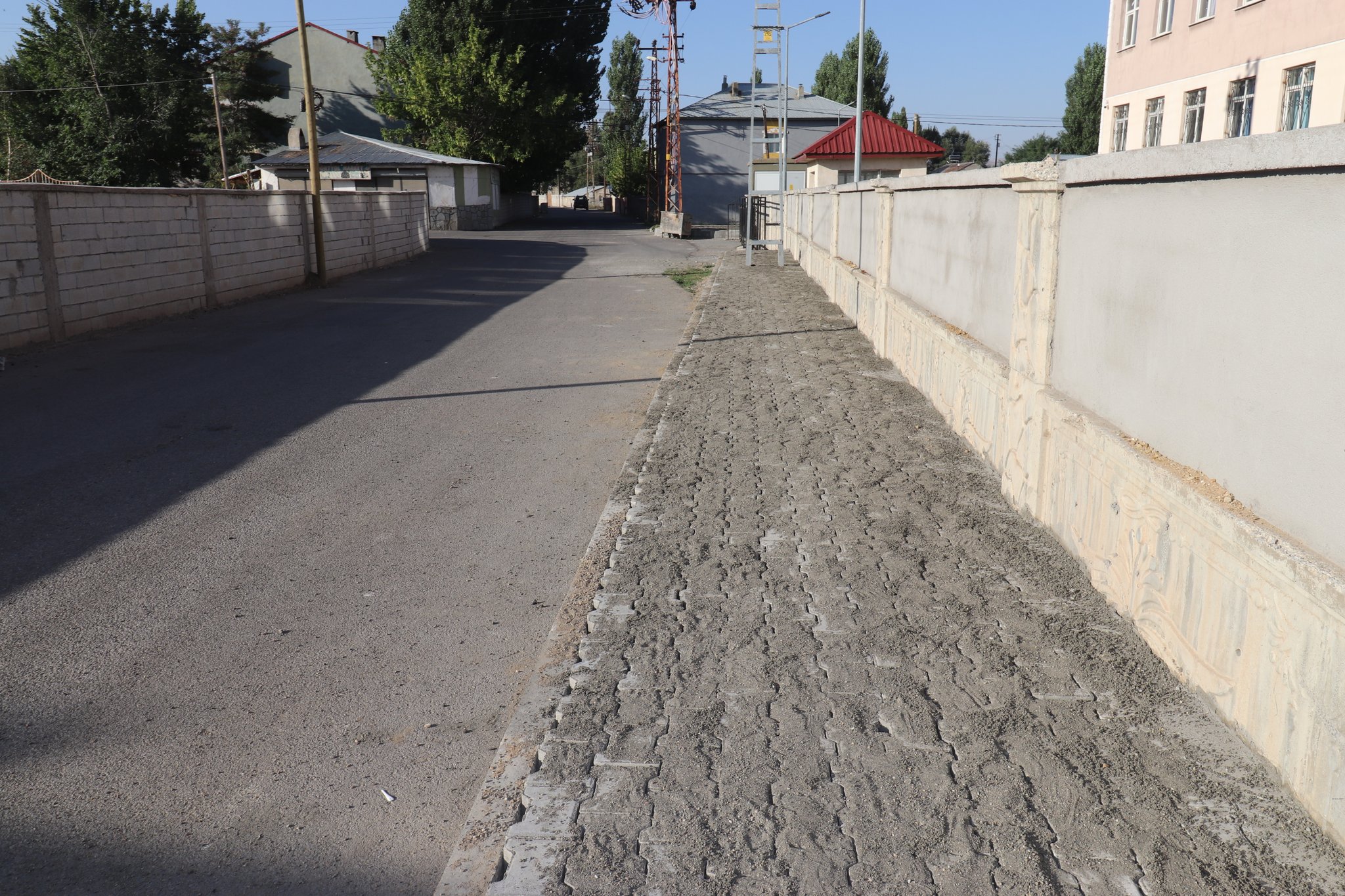 Ağrı Belediyesi okul çevresinde düzenleme yapıyor