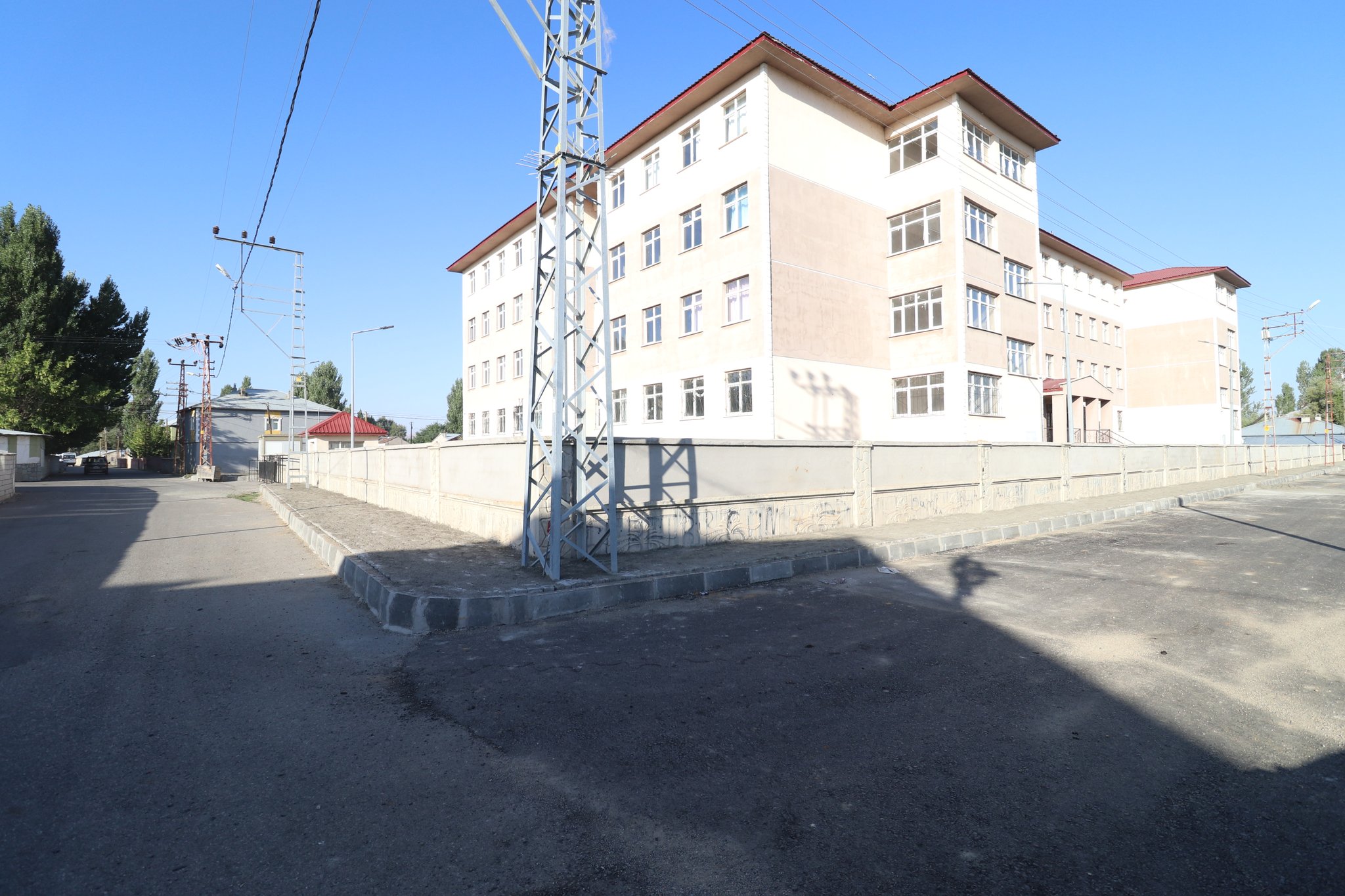 Ağrı Belediyesi okul çevresinde düzenleme yapıyor