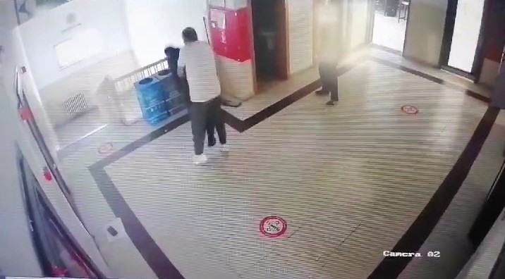 Heimlich manevrası ile bir öğrenciyi hayata döndürdü