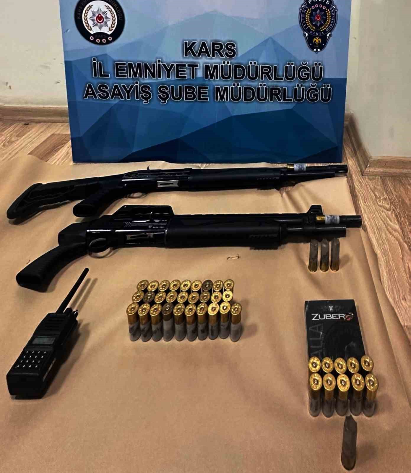 Kars'ta operasyon telsiz ve silah ele geçirildi