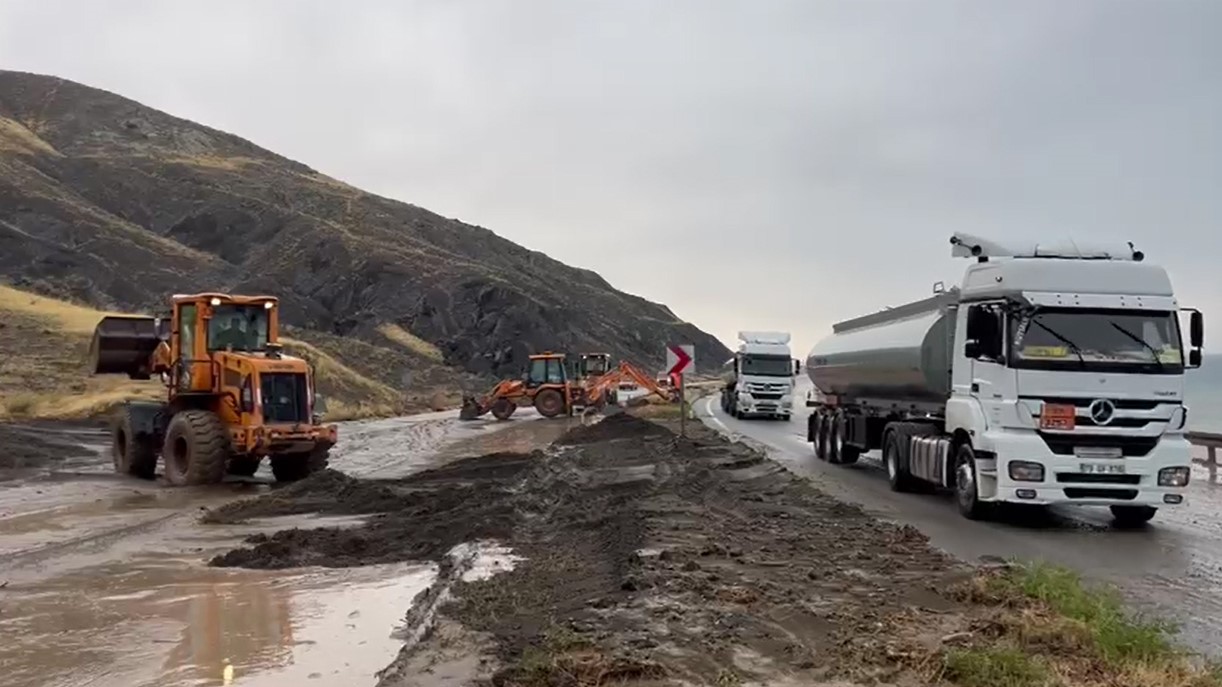 Yağışlar kara yolunda heyelana neden oldu