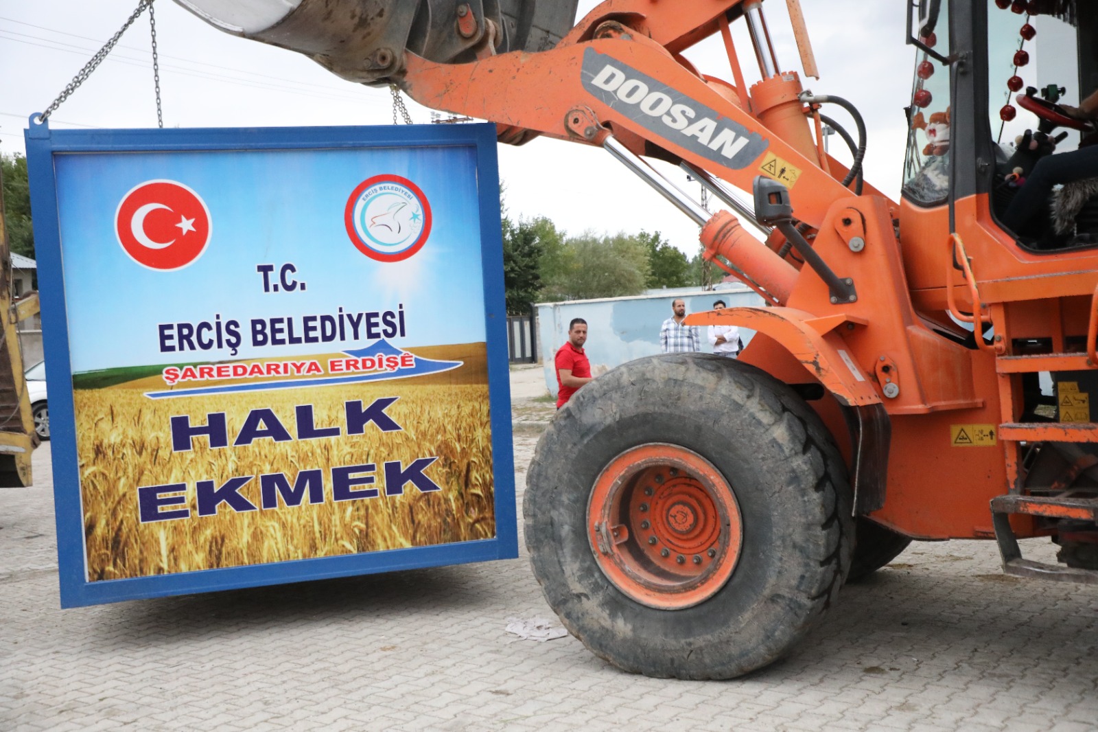 Erciş Belediyesi Kocapınar Mahallesine Halk Ekmek Büfesi Yerleştirdi