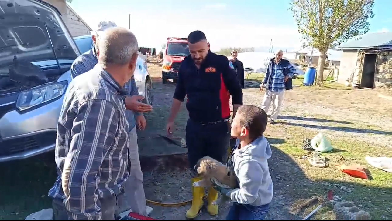 Ağrı'da araçta sıkışan yavru köpek kurtarıldı (Videolu Haber)