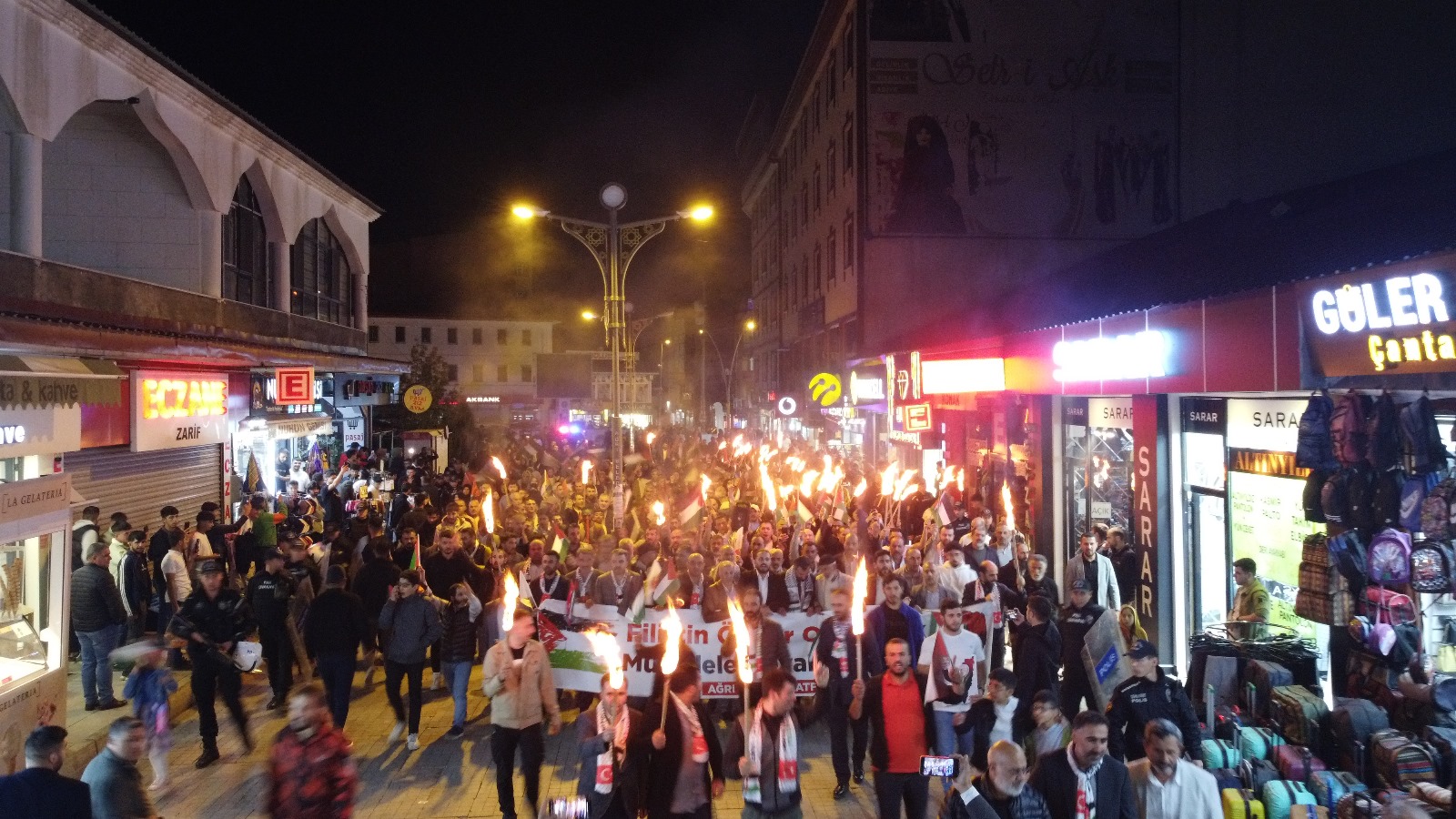 Ağrı’da STK’lar Aksa Tufanı'nın yıldönümü sebebiyle meşaleli yürüyüş düzenledi