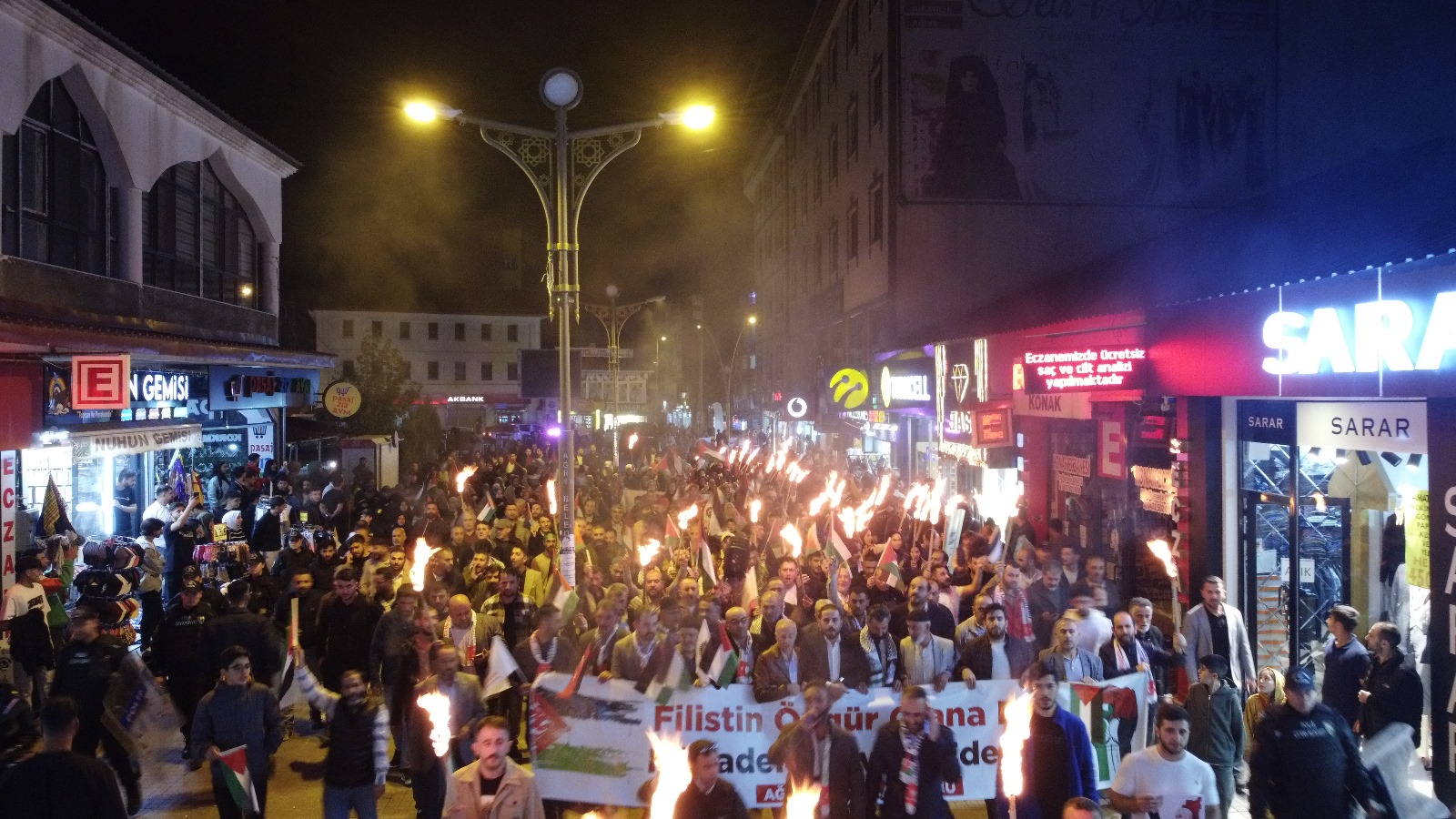 Ağrı’da STK’lar Aksa Tufanı'nın yıldönümü sebebiyle meşaleli yürüyüş düzenledi