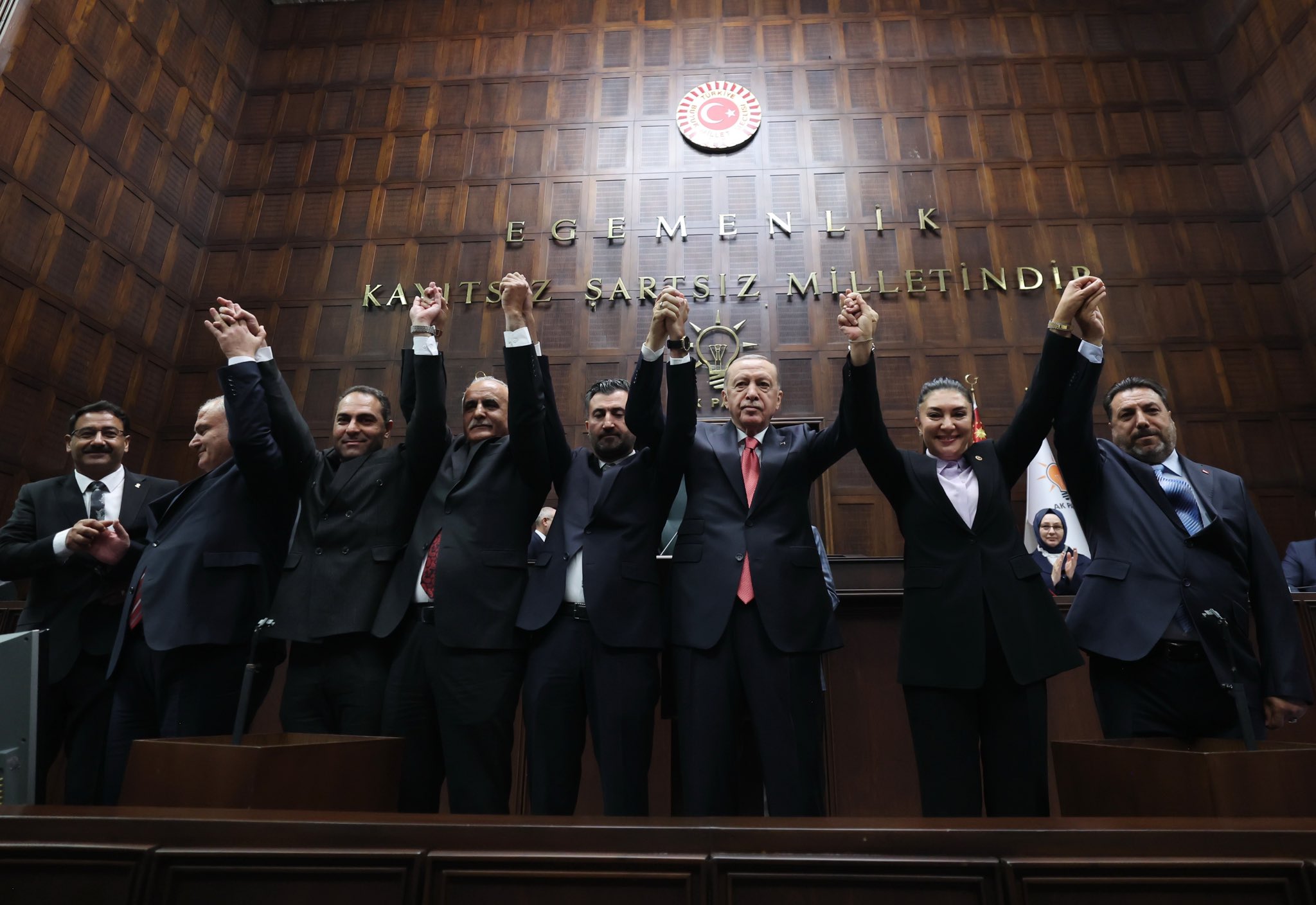 Cumhurbaşkanı Erdoğan'ın rozet takdimiyle Ağrı'da AK Parti rüzgarı esti