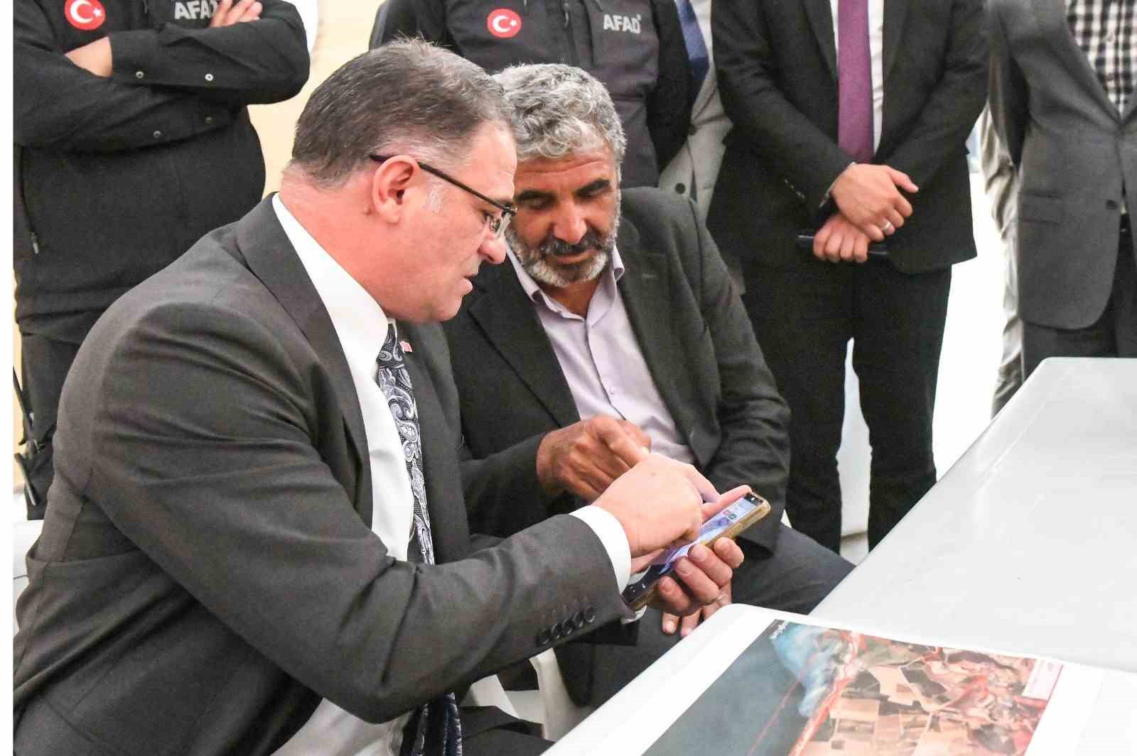 Van Valisi Ozan Balcı kayıp üniversite öğrencisi Rojin'in babasını ziyaret etti