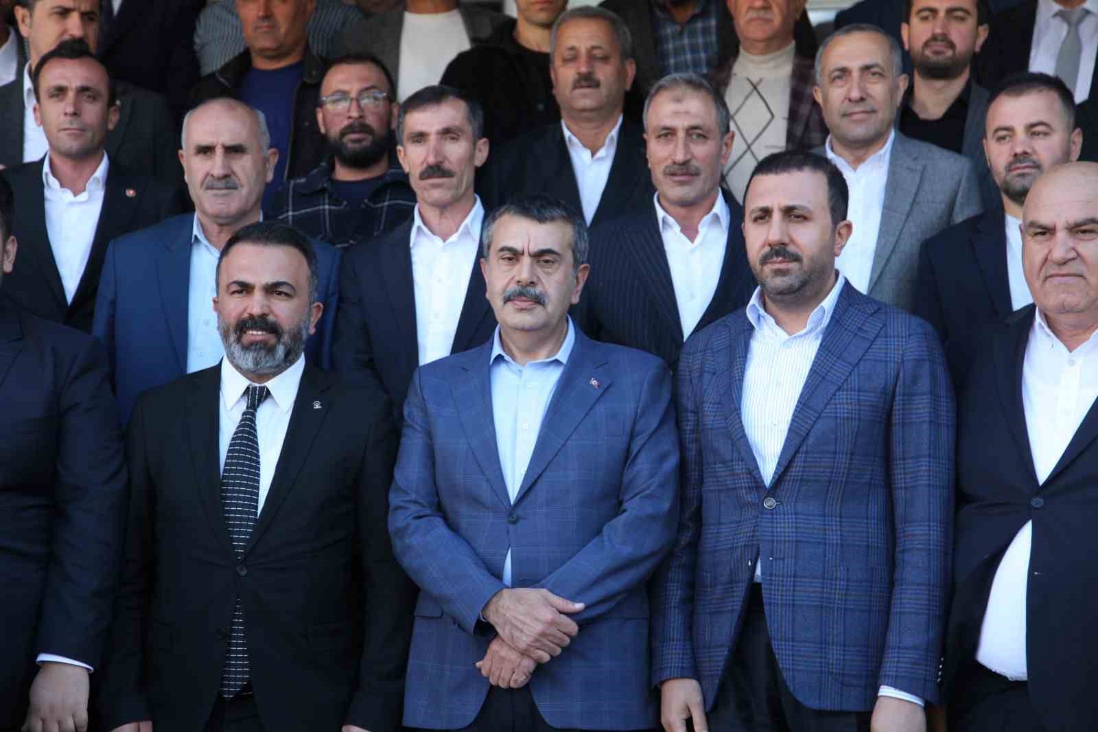 "Yılda 250 milyon adet kitap çocuklarımızın masasında"