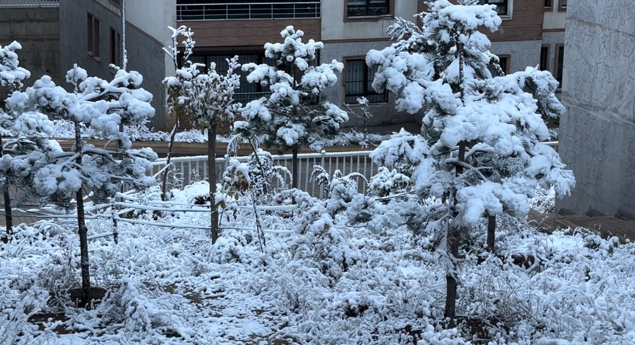 Kar Esareti Yüksekova'da Başladı