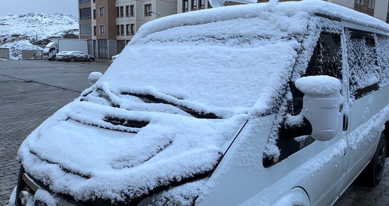 Kar Esareti Yüksekova'da Başladı