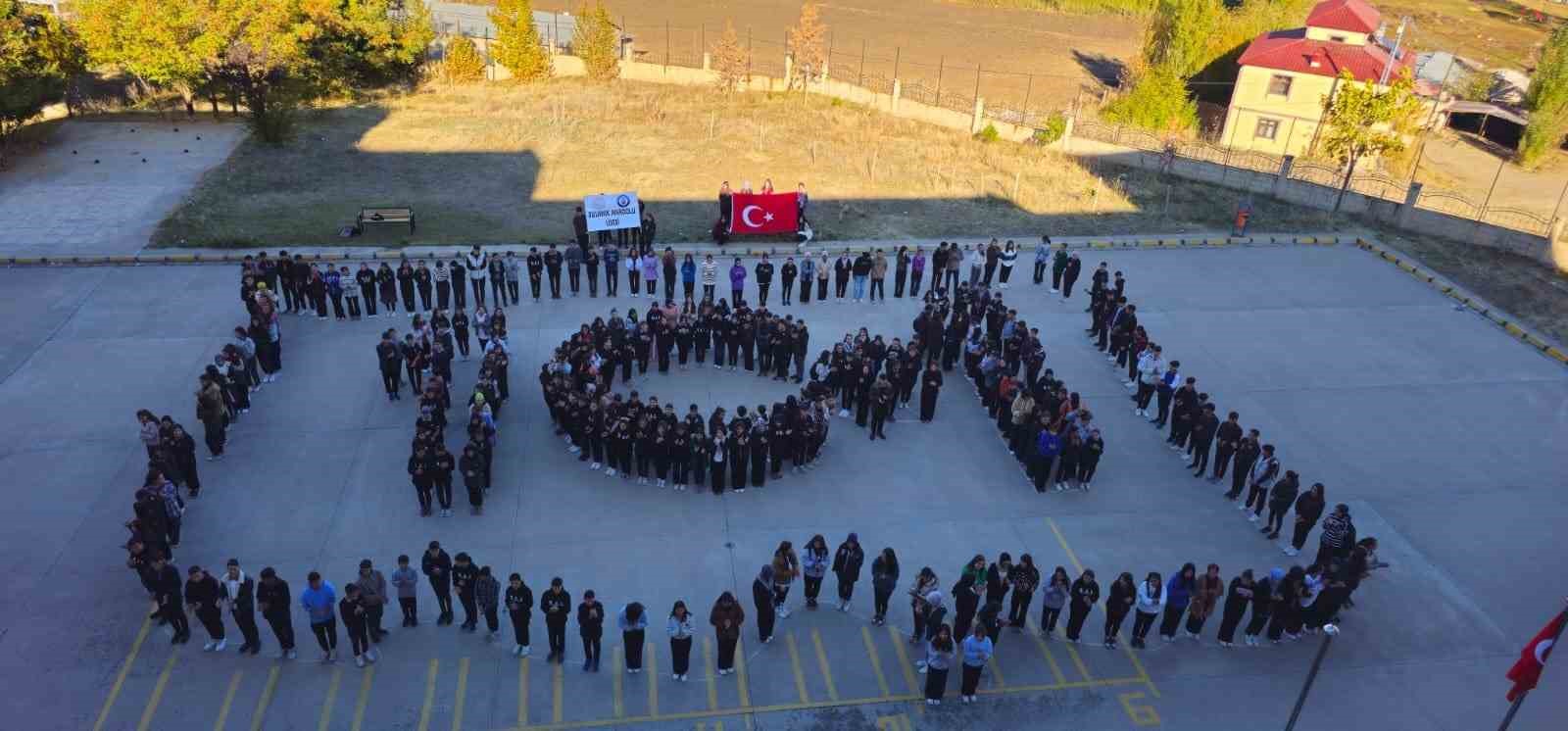 Bulanık'ta 101'ci yıla özel öğrencilerden koreografi