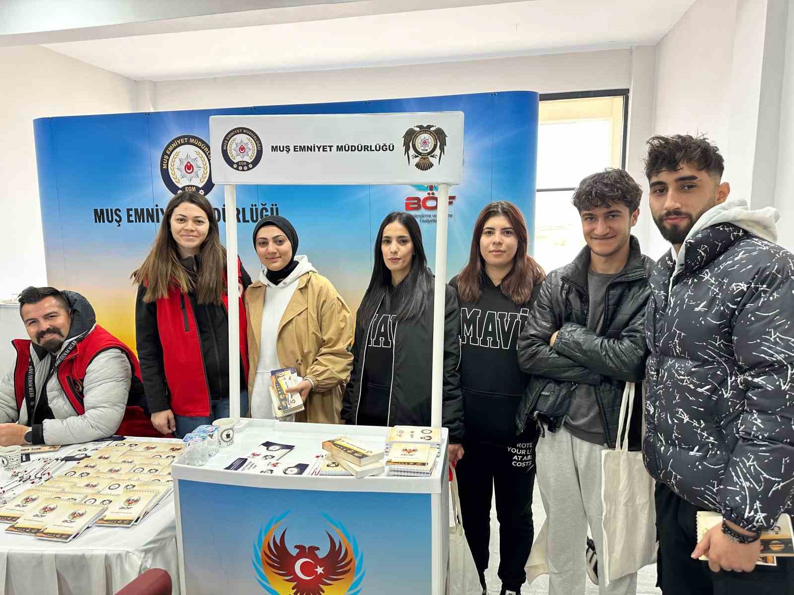 Muş'ta polis El Ele Güvenli Geleceğe projesi çerçevesinde bilgilendirme yaptı