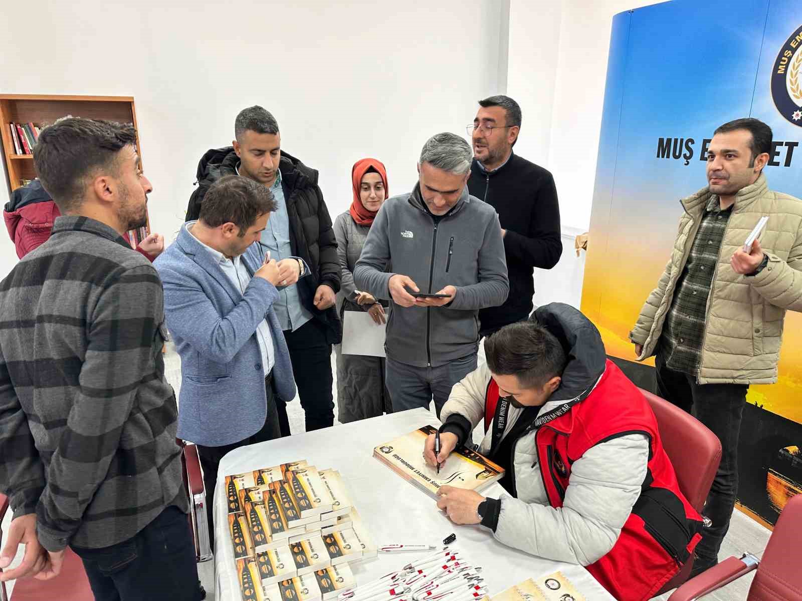 Muş'ta polis El Ele Güvenli Geleceğe projesi çerçevesinde bilgilendirme yaptı