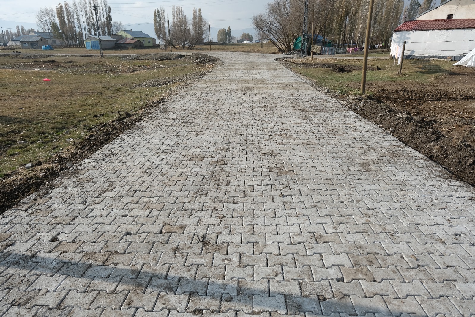 Ağrı'da Aslangazi köyüne 4 bin metrekare kilit parke taşı